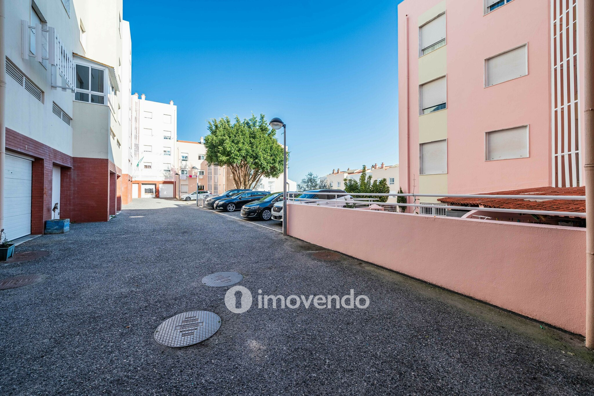 Apartamento T2, com luz natural e arrecadação, em Vialonga