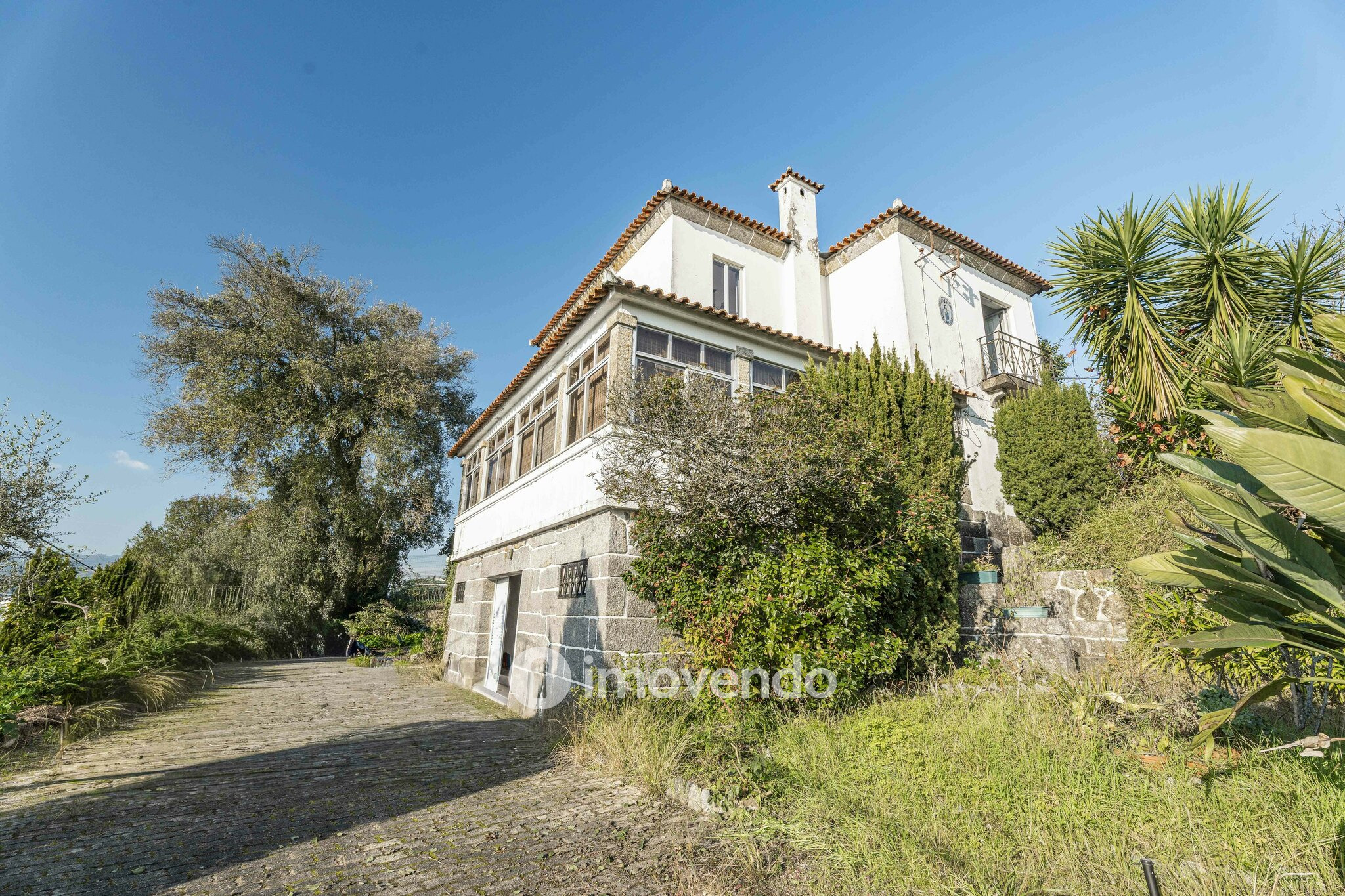 Moradia T4 para renovação, com terreno de 8000m², em Felgueiras