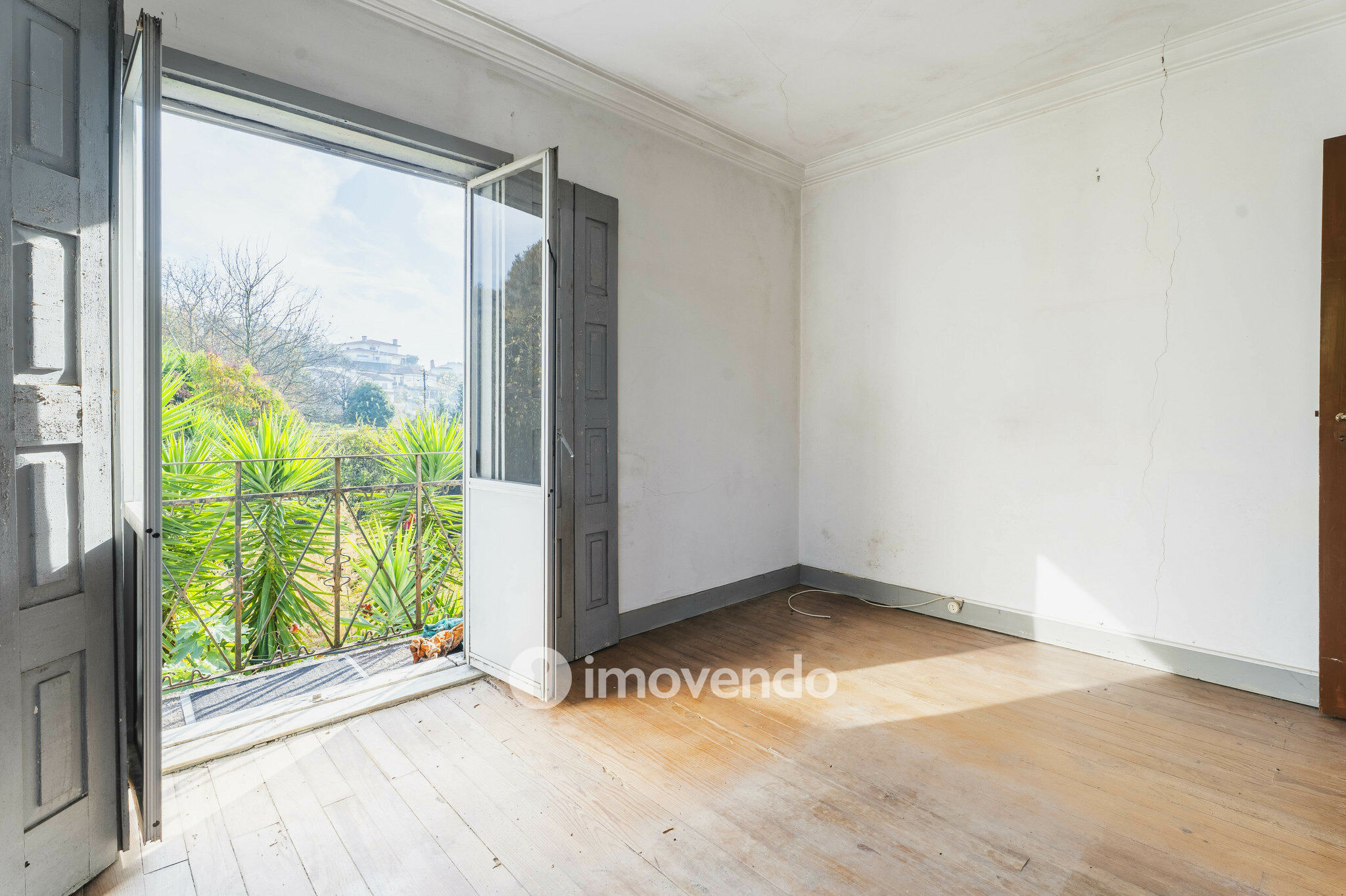 Moradia T4 para renovação, com terreno de 8000m², em Felgueiras