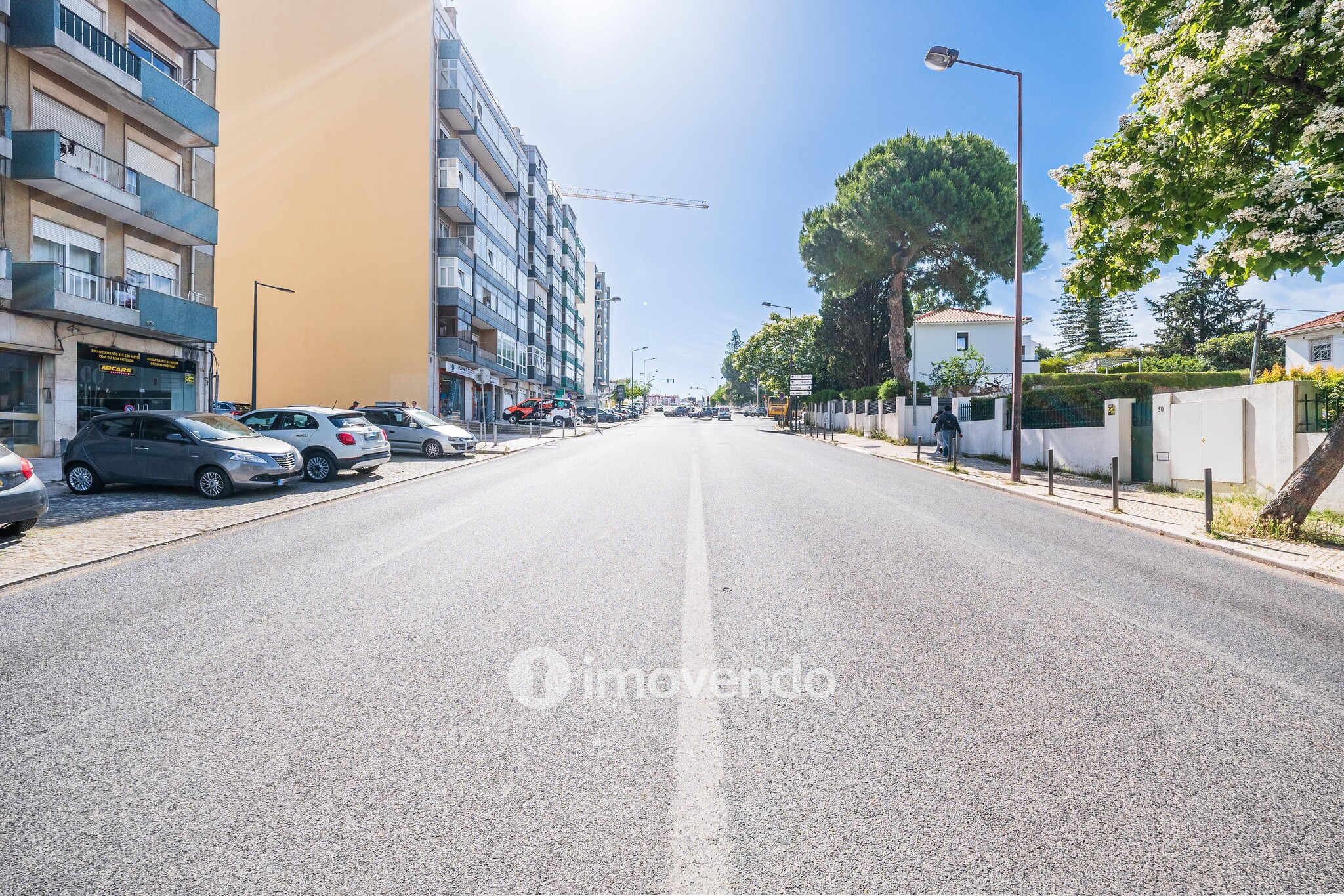 Apartamento T2 remodelado, com cozinha equipada, em Benfica