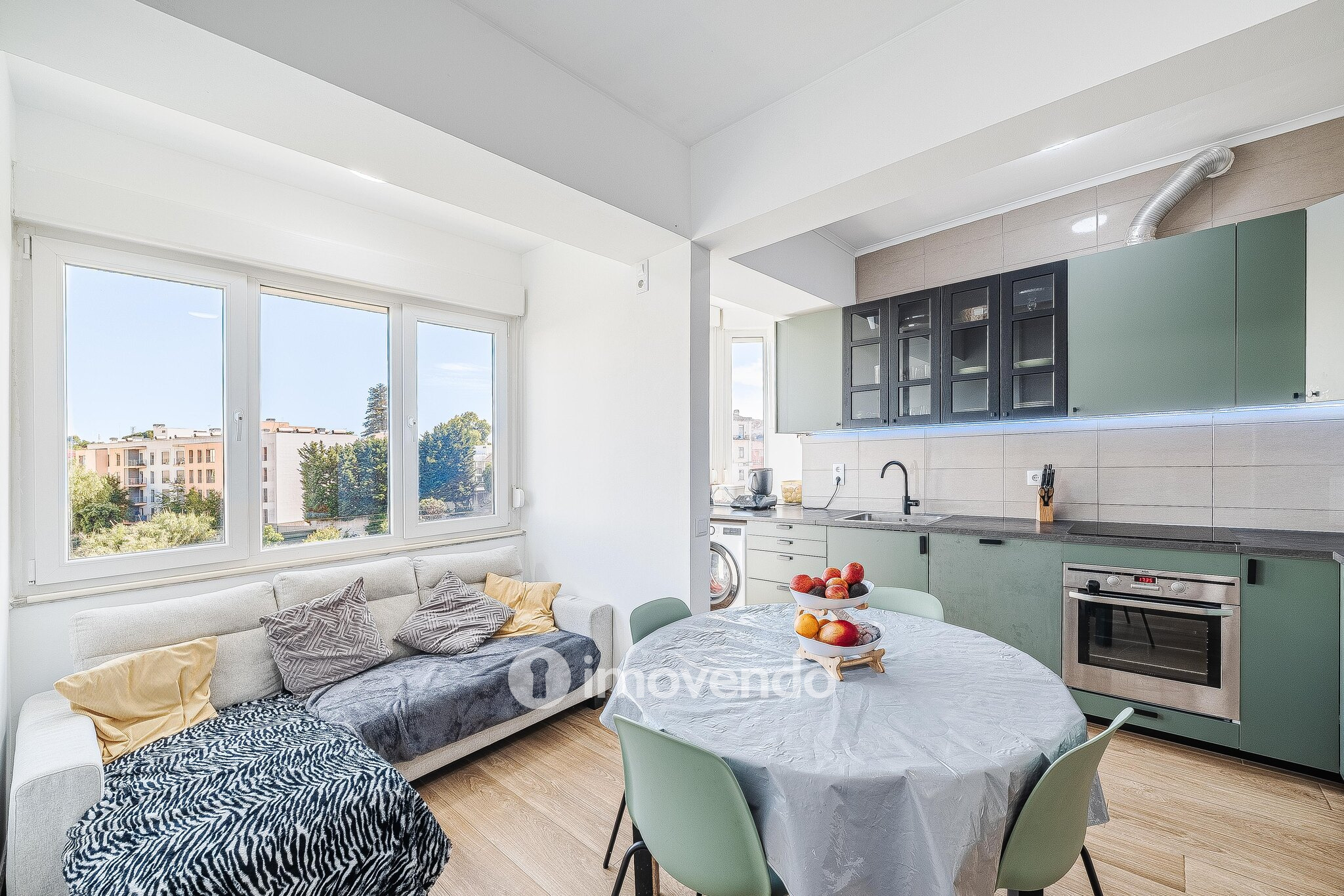 Apartamento T2 remodelado, com cozinha equipada, em Benfica