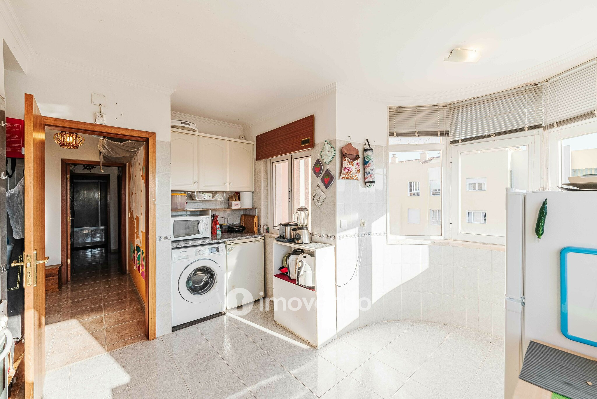Apartamento T2, com luz natural e arrecadação, em Vialonga