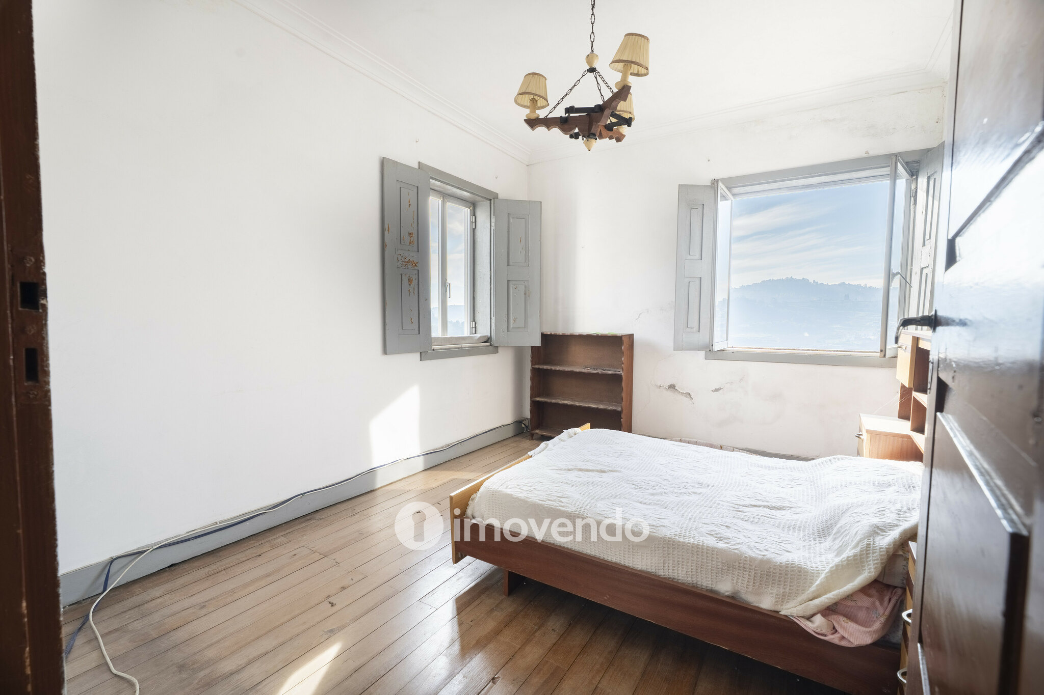 Moradia T4 para renovação, com terreno de 8000m², em Felgueiras