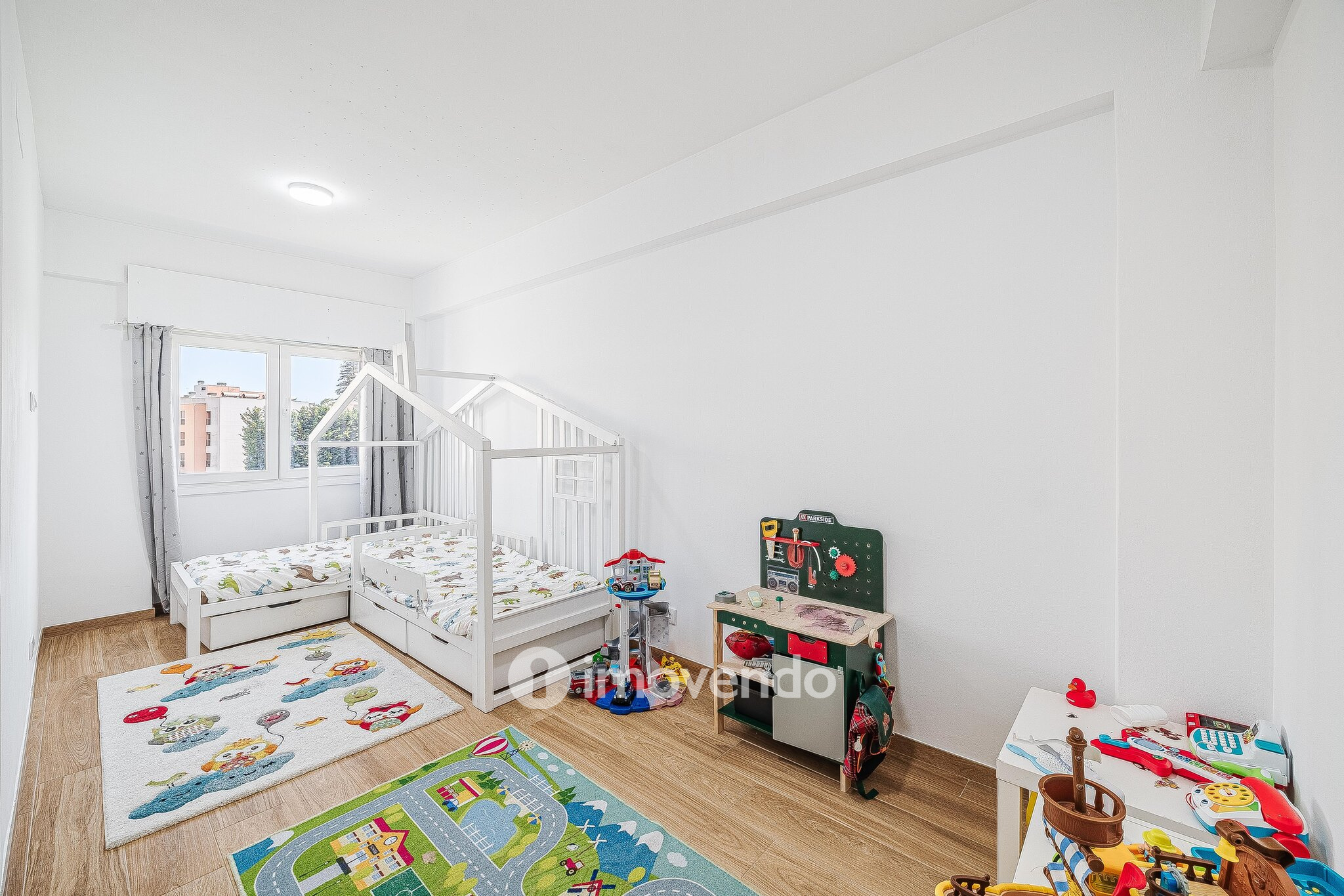 Apartamento T2 remodelado, com cozinha equipada, em Benfica