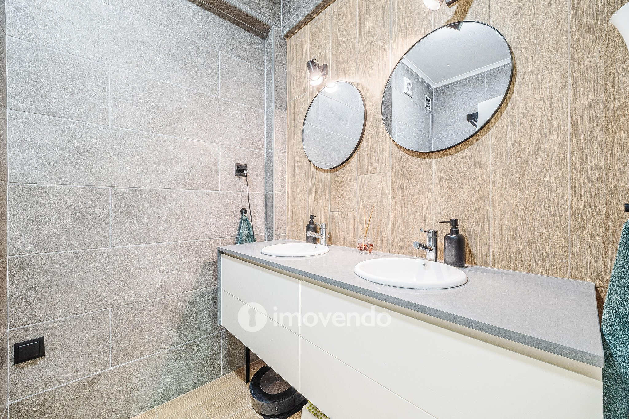 Apartamento T2 remodelado, com cozinha equipada, em Benfica