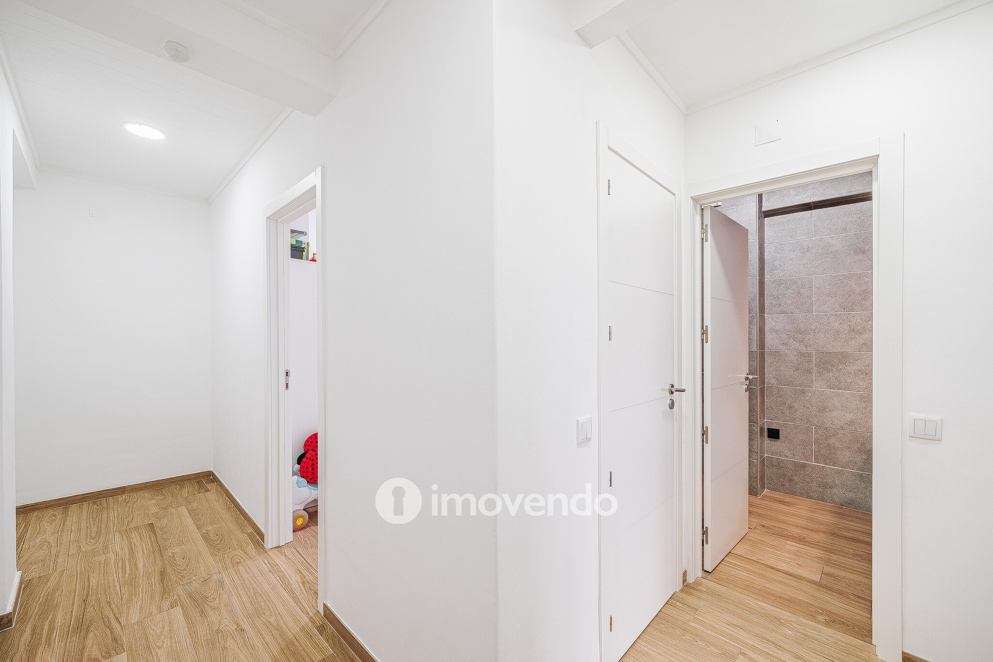 Apartamento T2 remodelado, com cozinha equipada, em Benfica
