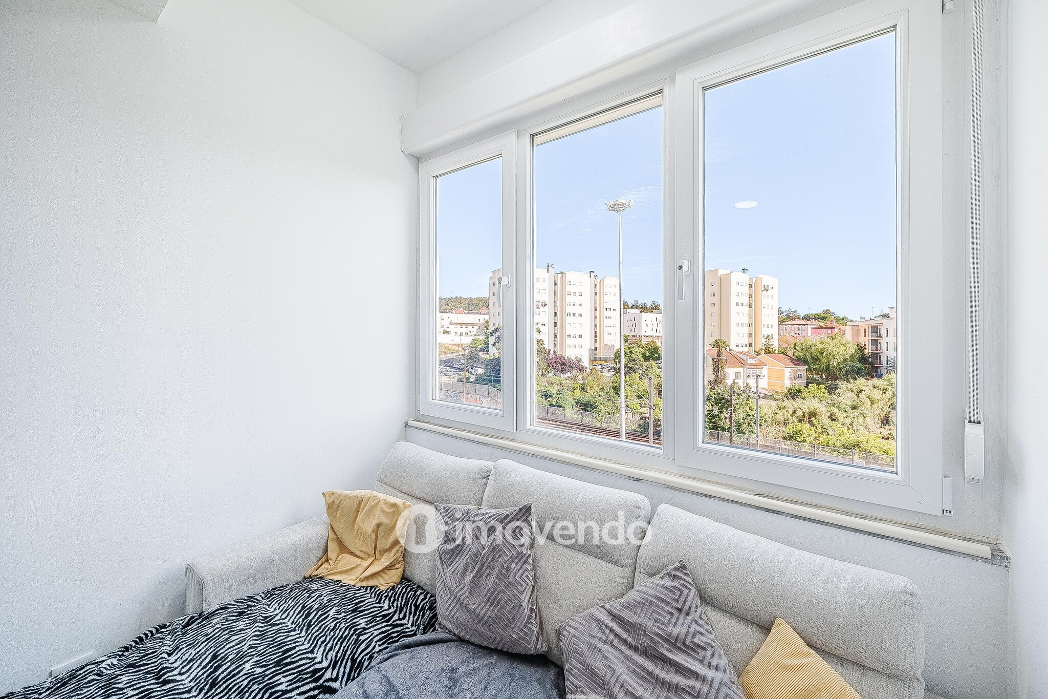 Apartamento T2 remodelado, com cozinha equipada, em Benfica