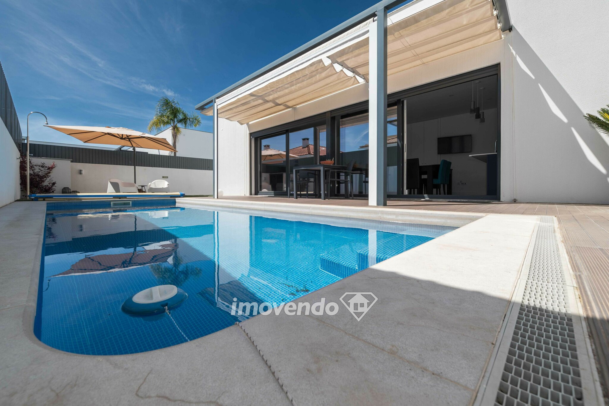 Moradia T4 moderna e exclusiva, com garagem e piscina, em Azeitão