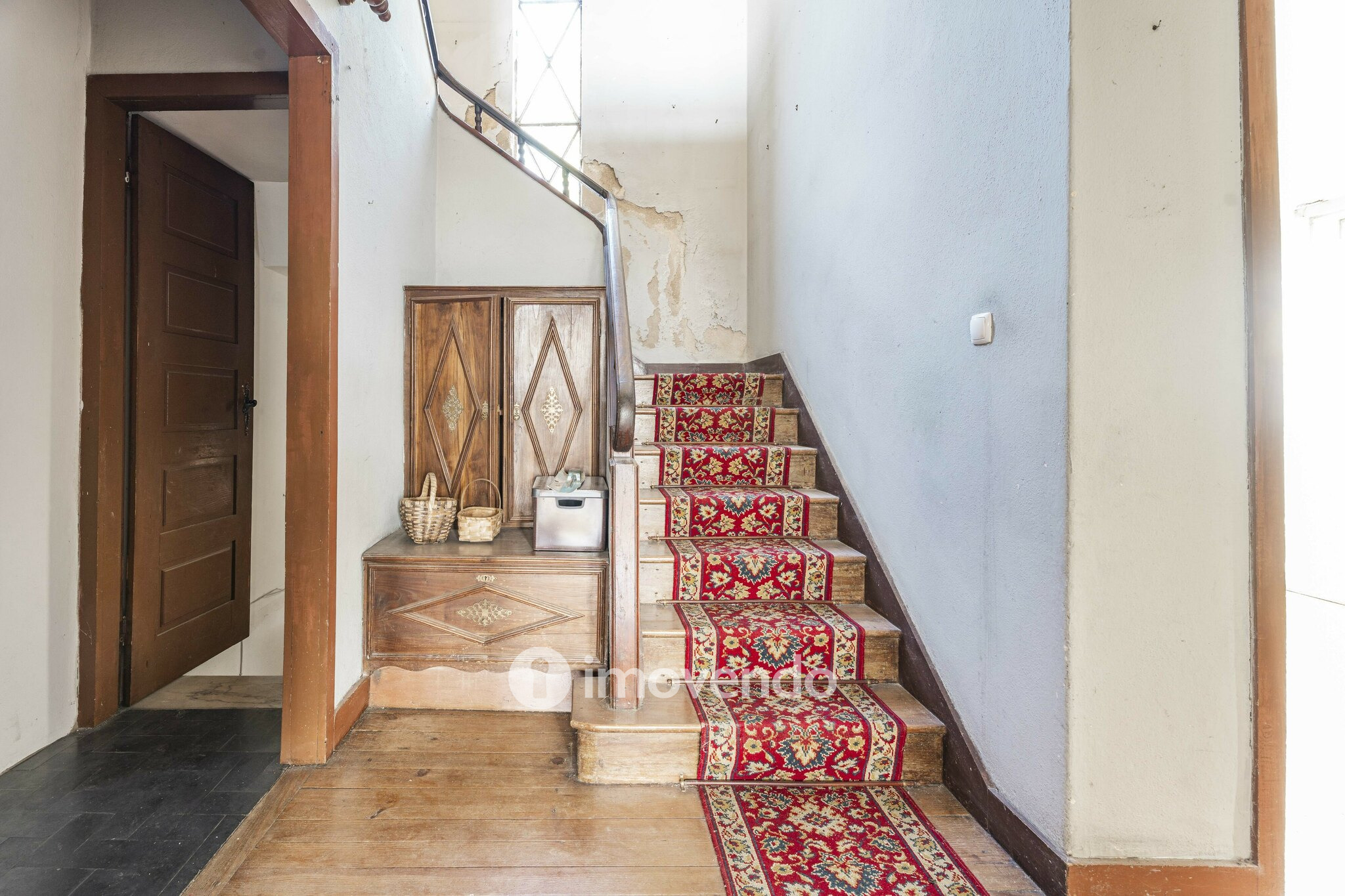 Moradia T4 para renovação, com terreno de 8000m², em Felgueiras