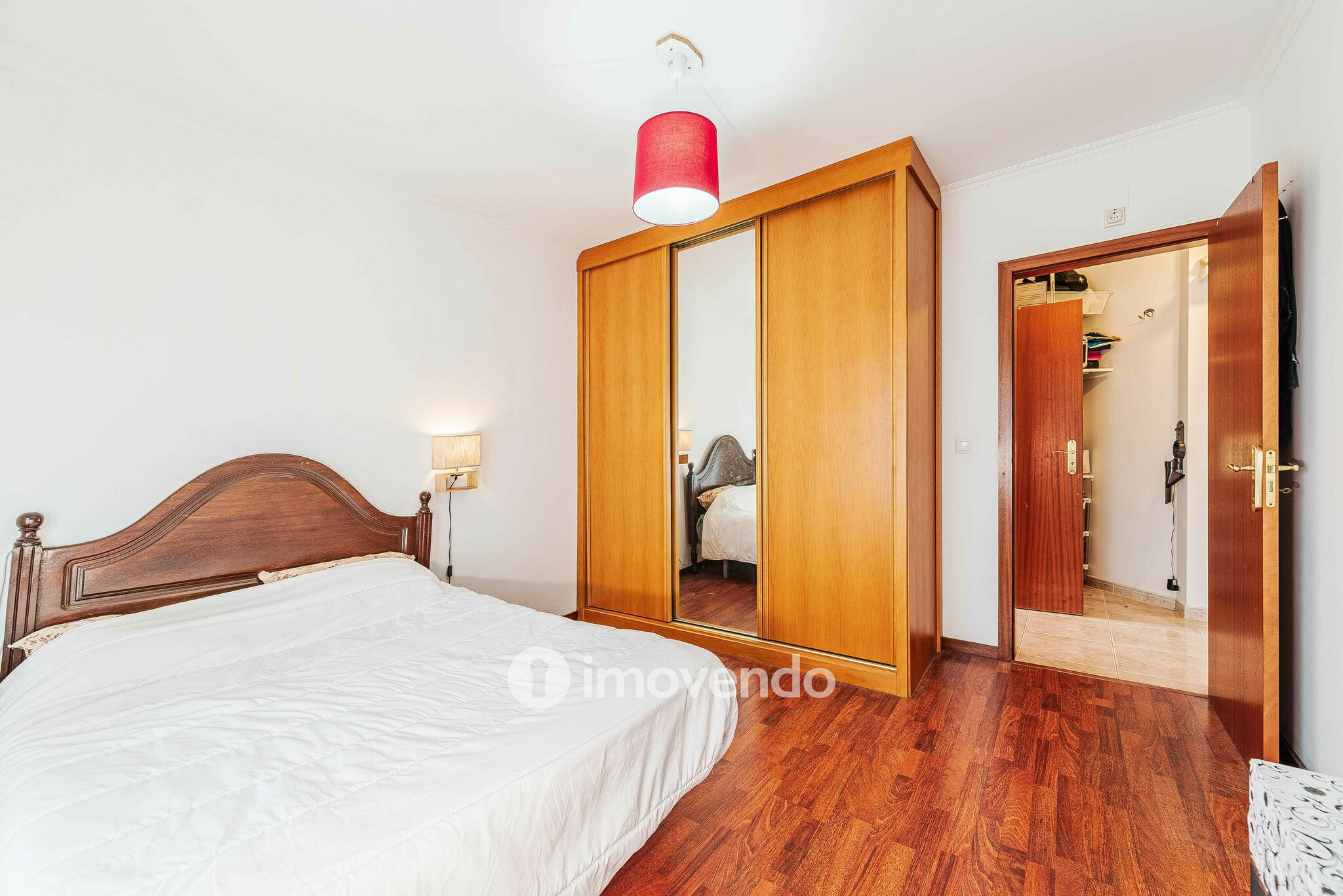 Apartamento T2, com luz natural e arrecadação, em Vialonga