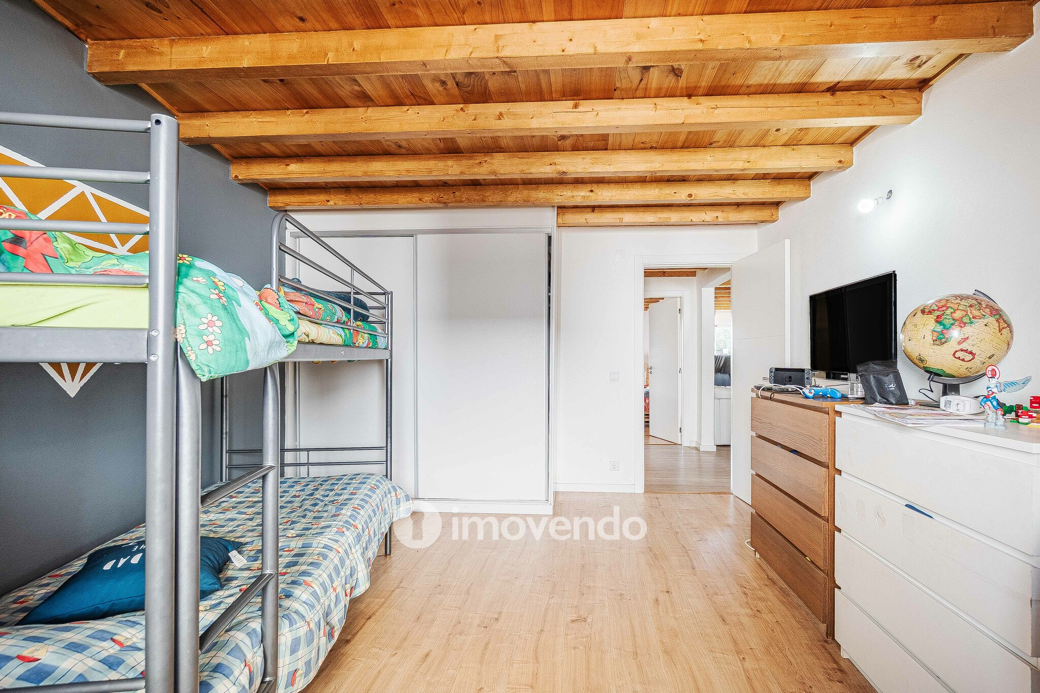 Moradia T2 remodelada, com terreno e rodeada de natureza, no Peral