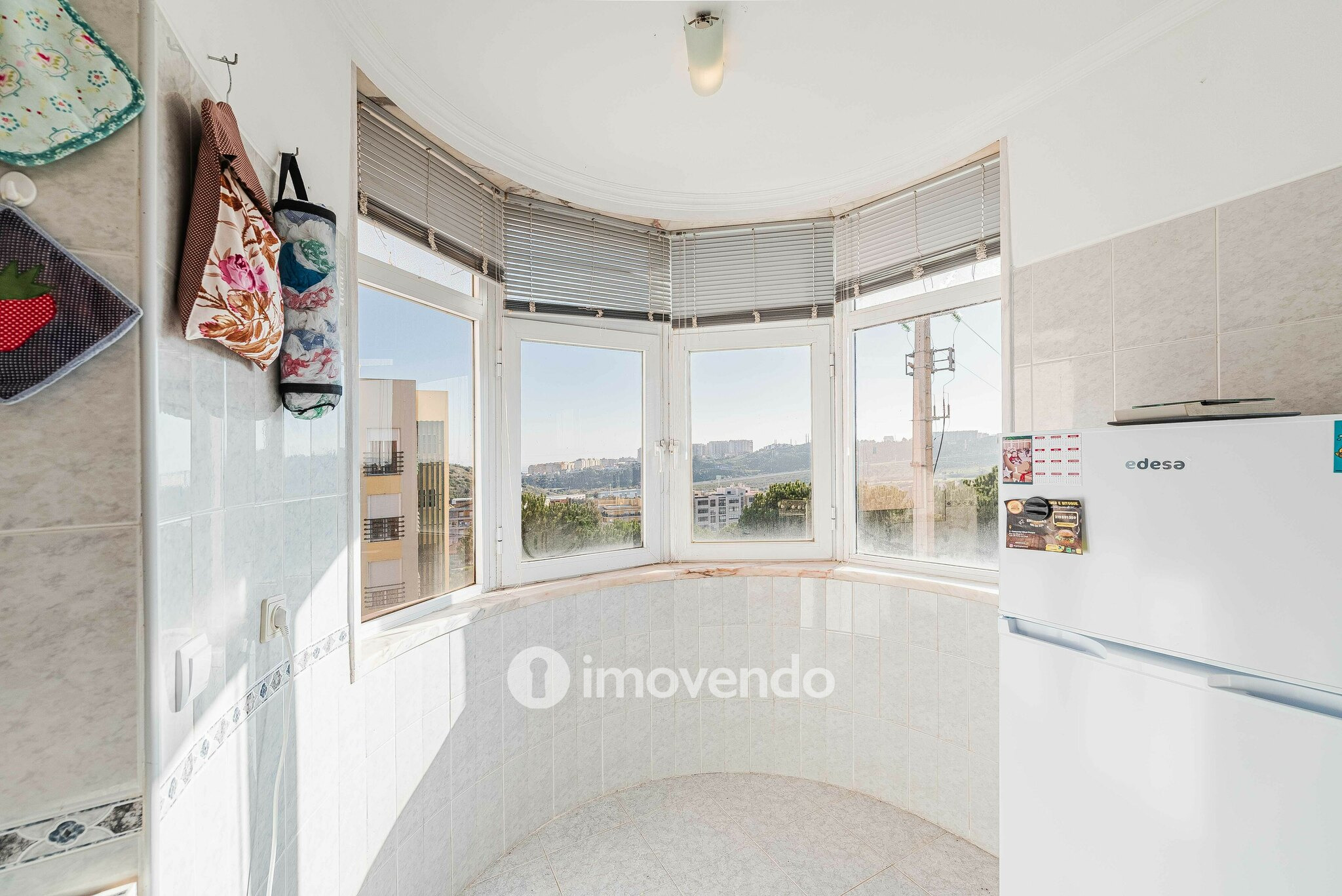 Apartamento T2, com luz natural e arrecadação, em Vialonga