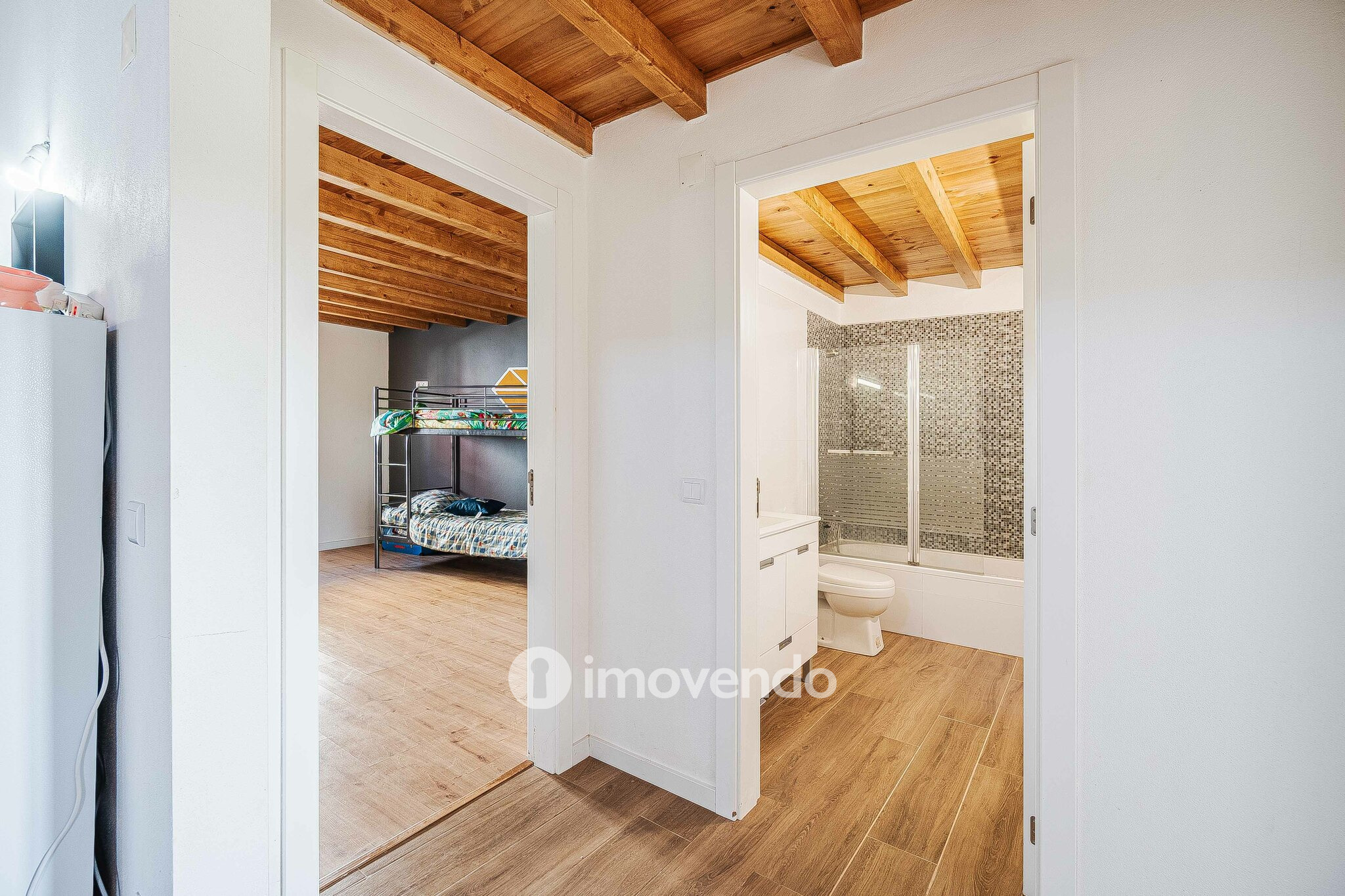 Moradia T2 remodelada, com terreno e rodeada de natureza, no Peral