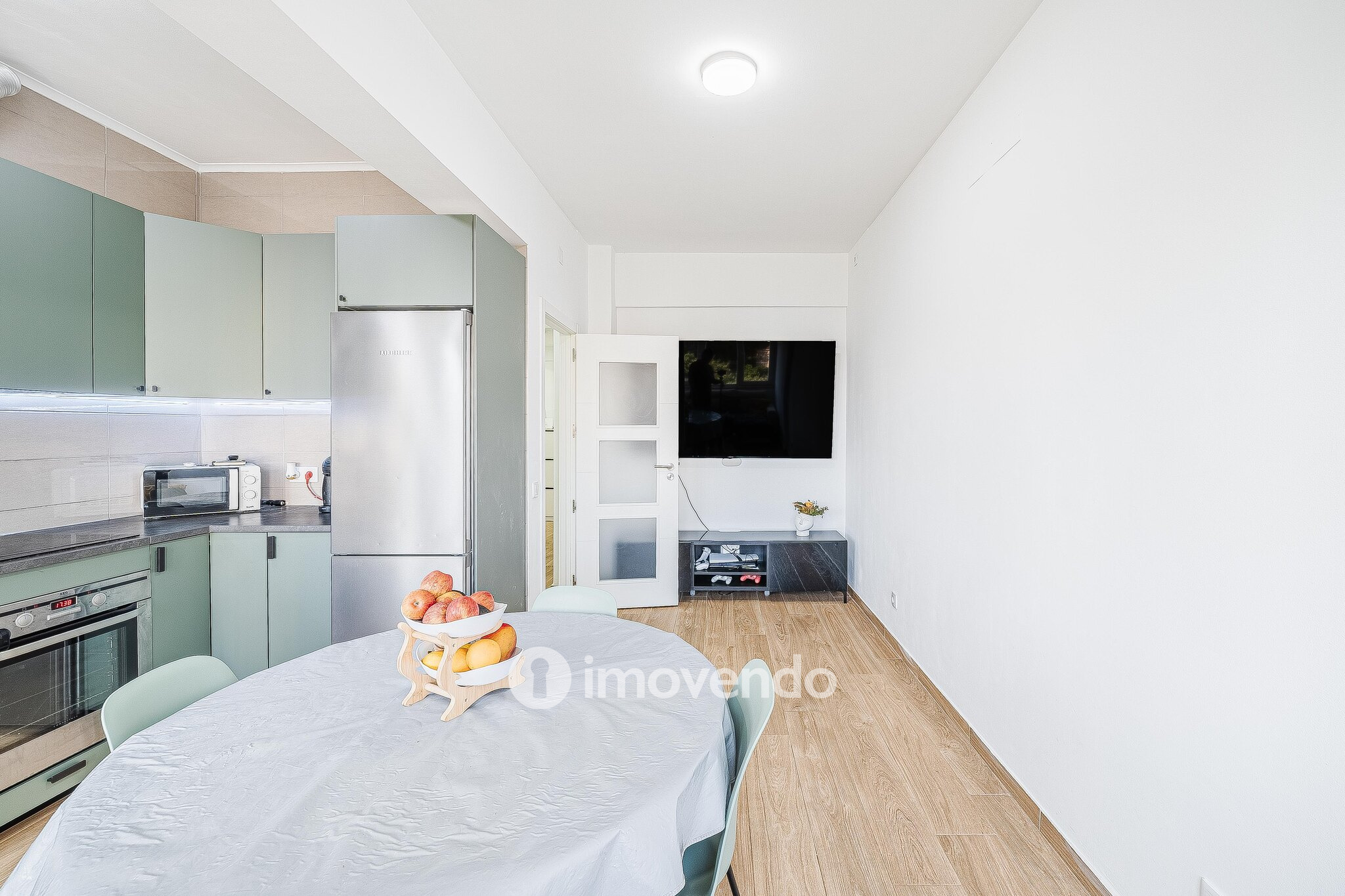 Apartamento T2 remodelado, com cozinha equipada, em Benfica