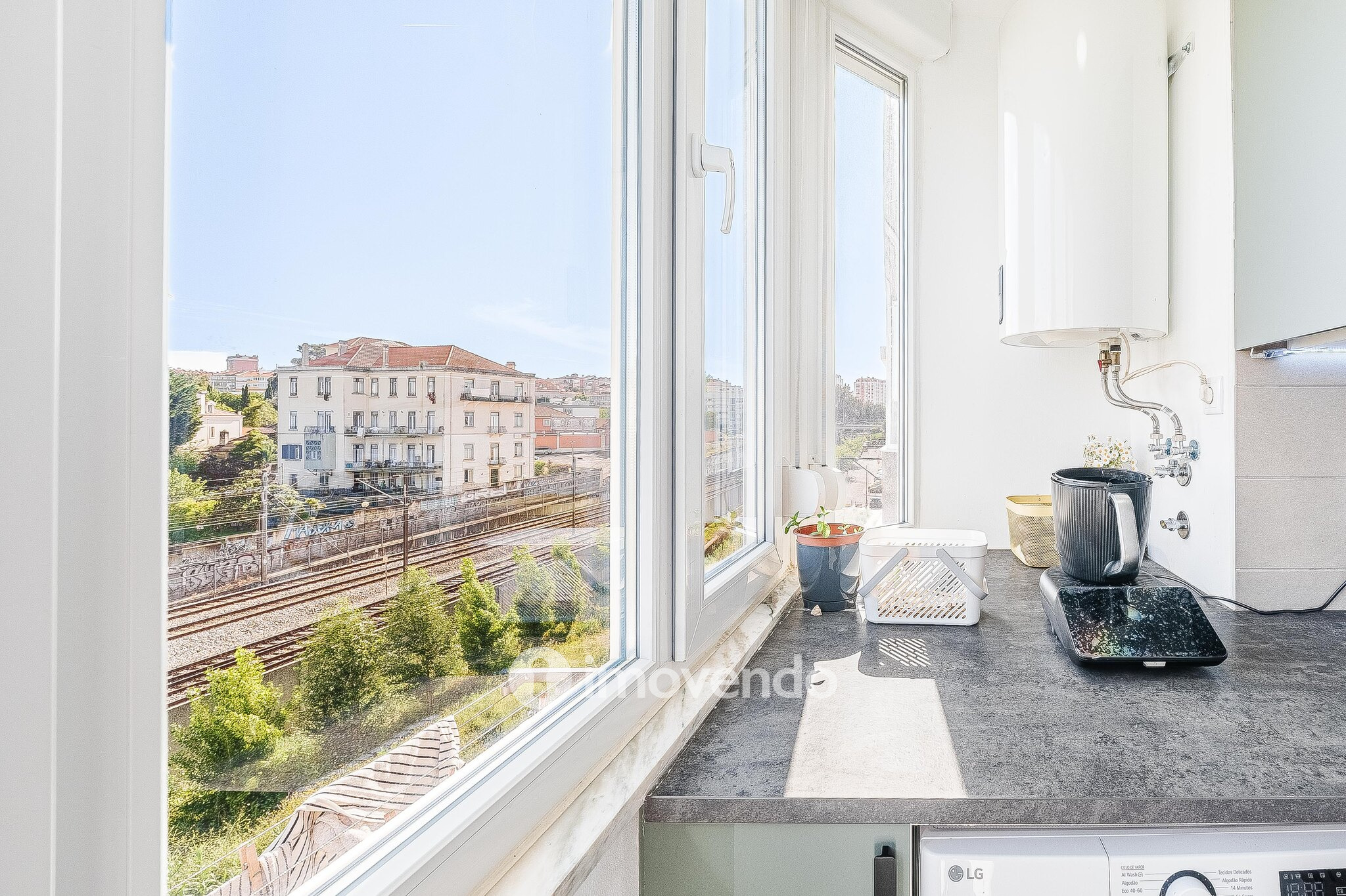 Apartamento T2 remodelado, com cozinha equipada, em Benfica