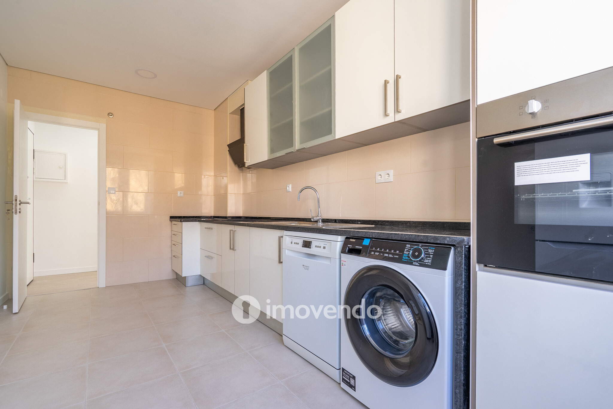Apartamento T3 remodelado, com cozinha equipada, na Serra das Minas