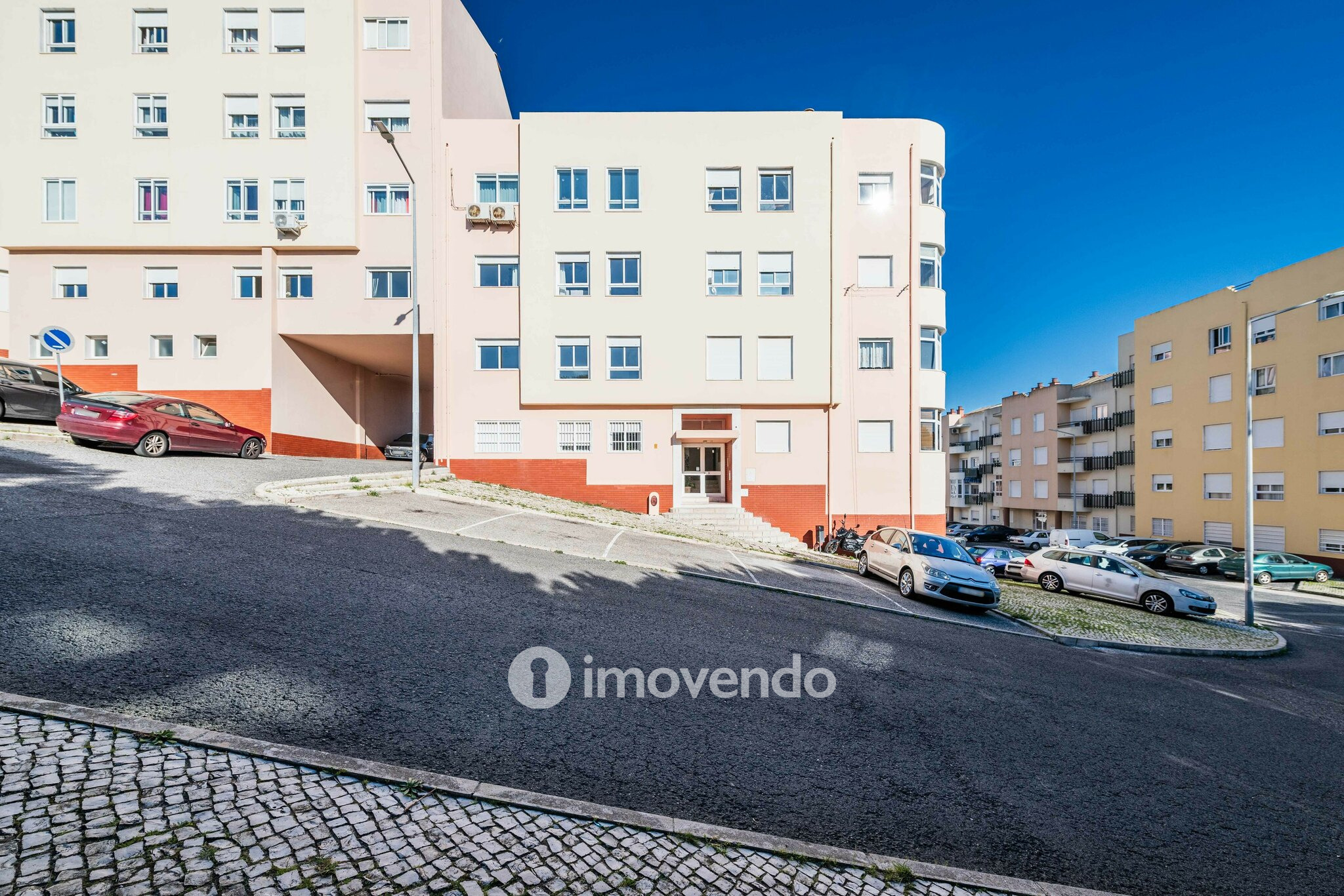 Apartamento T2, com luz natural e arrecadação, em Vialonga