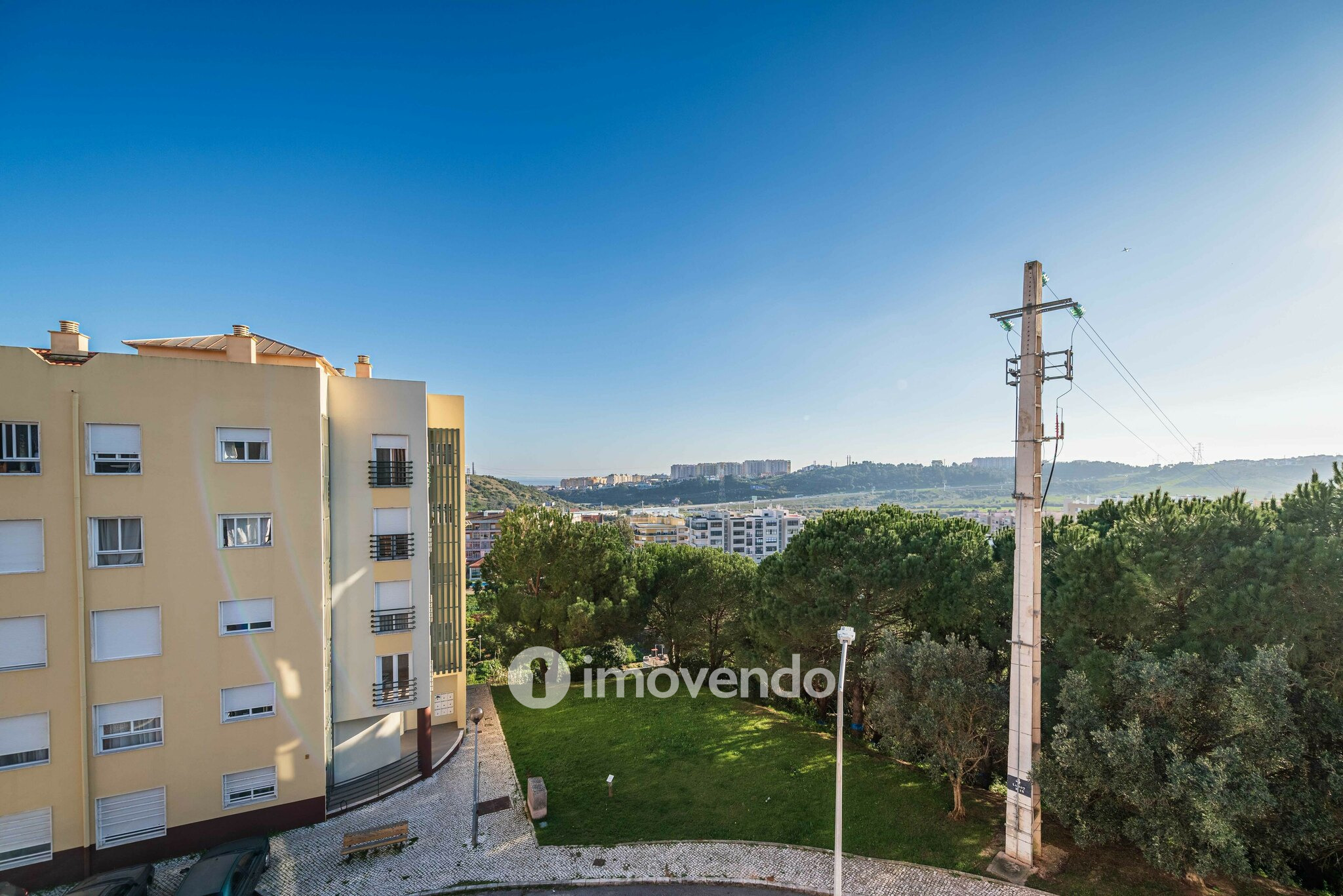 Apartamento T2, com luz natural e arrecadação, em Vialonga