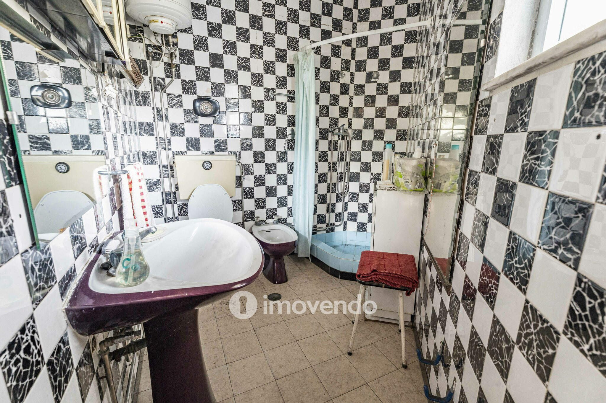 Moradia T4 para renovação, com terreno de 8000m², em Felgueiras