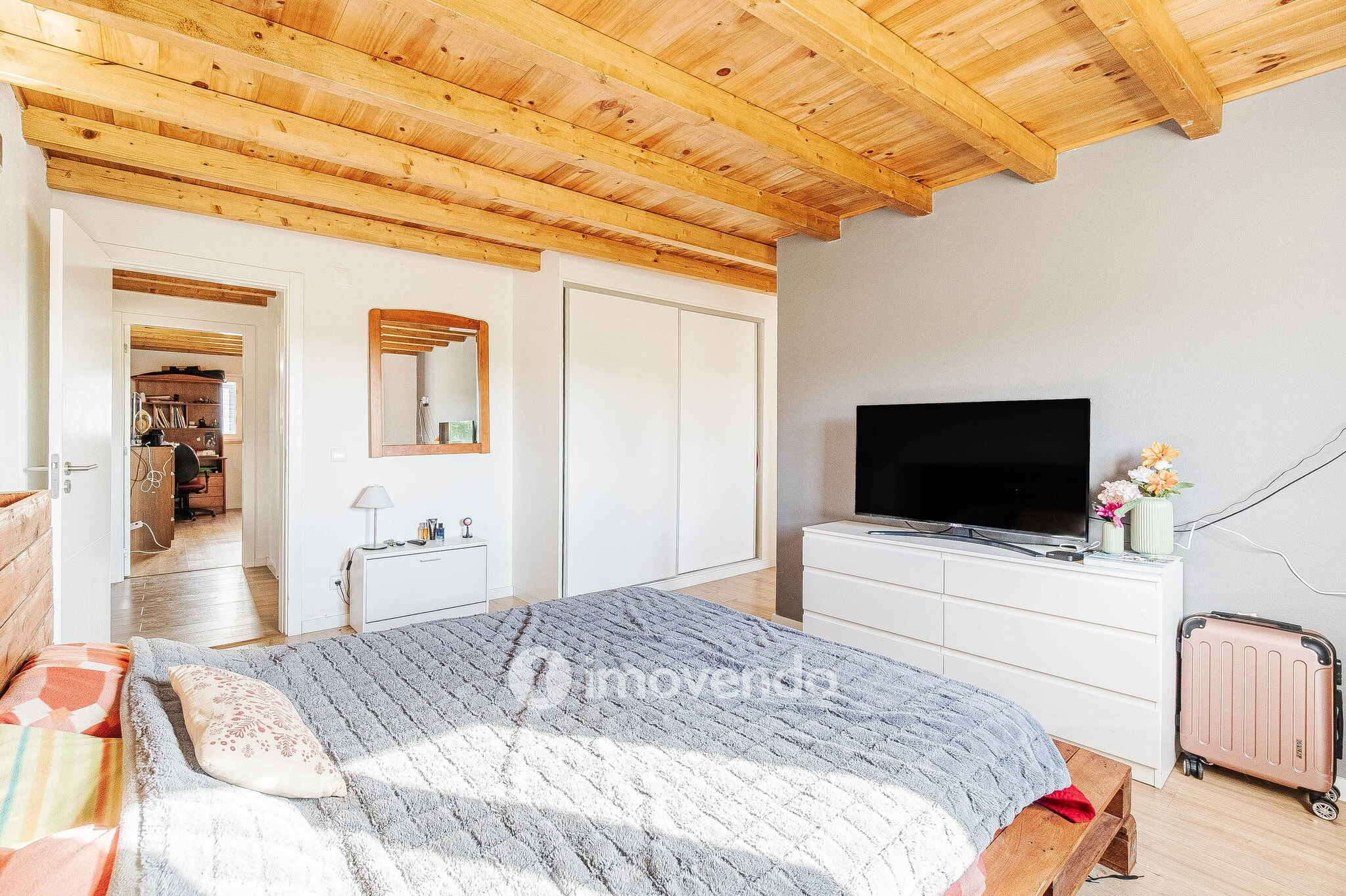 Moradia T2 remodelada, com terreno e rodeada de natureza, no Peral