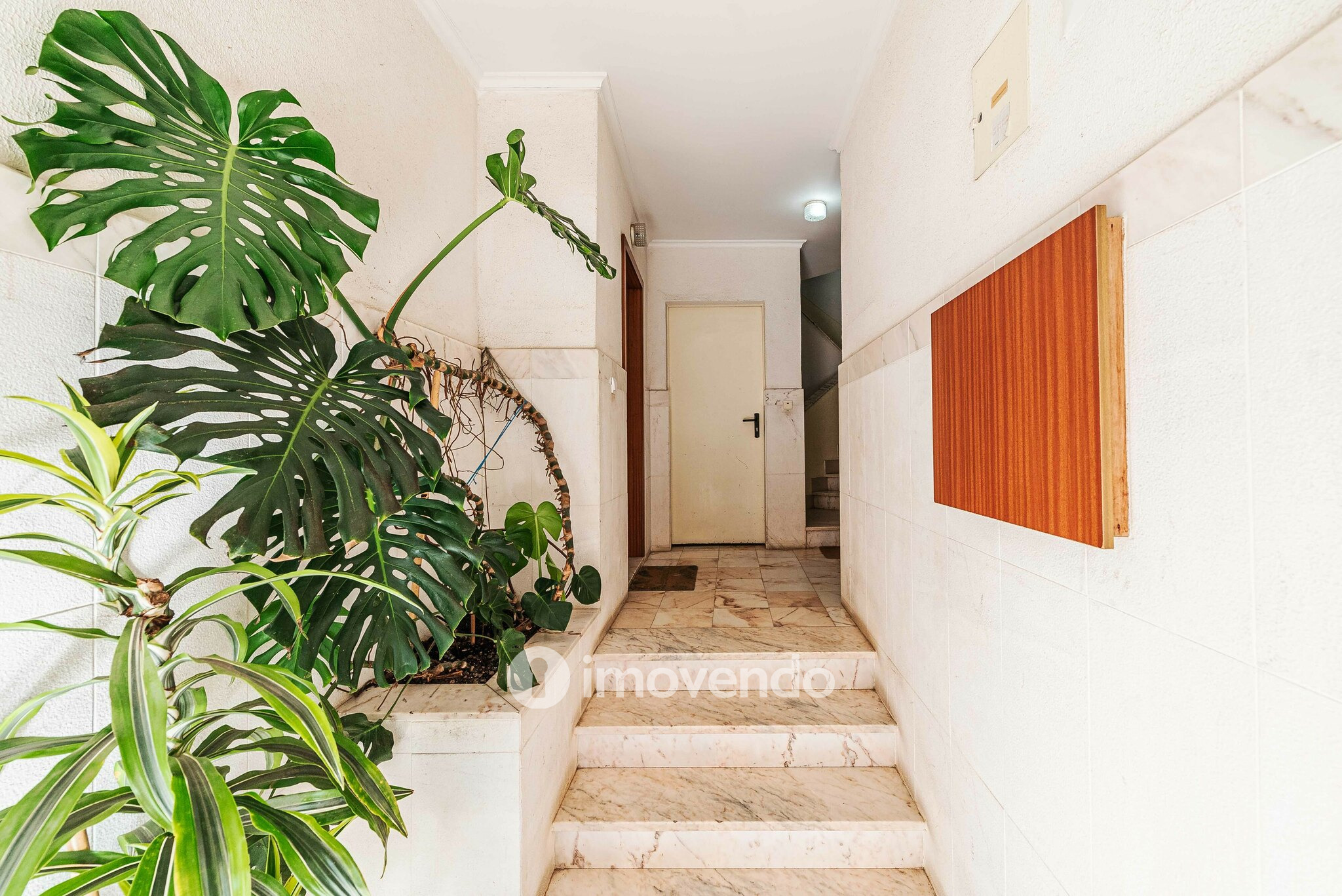 Apartamento T2, com luz natural e arrecadação, em Vialonga