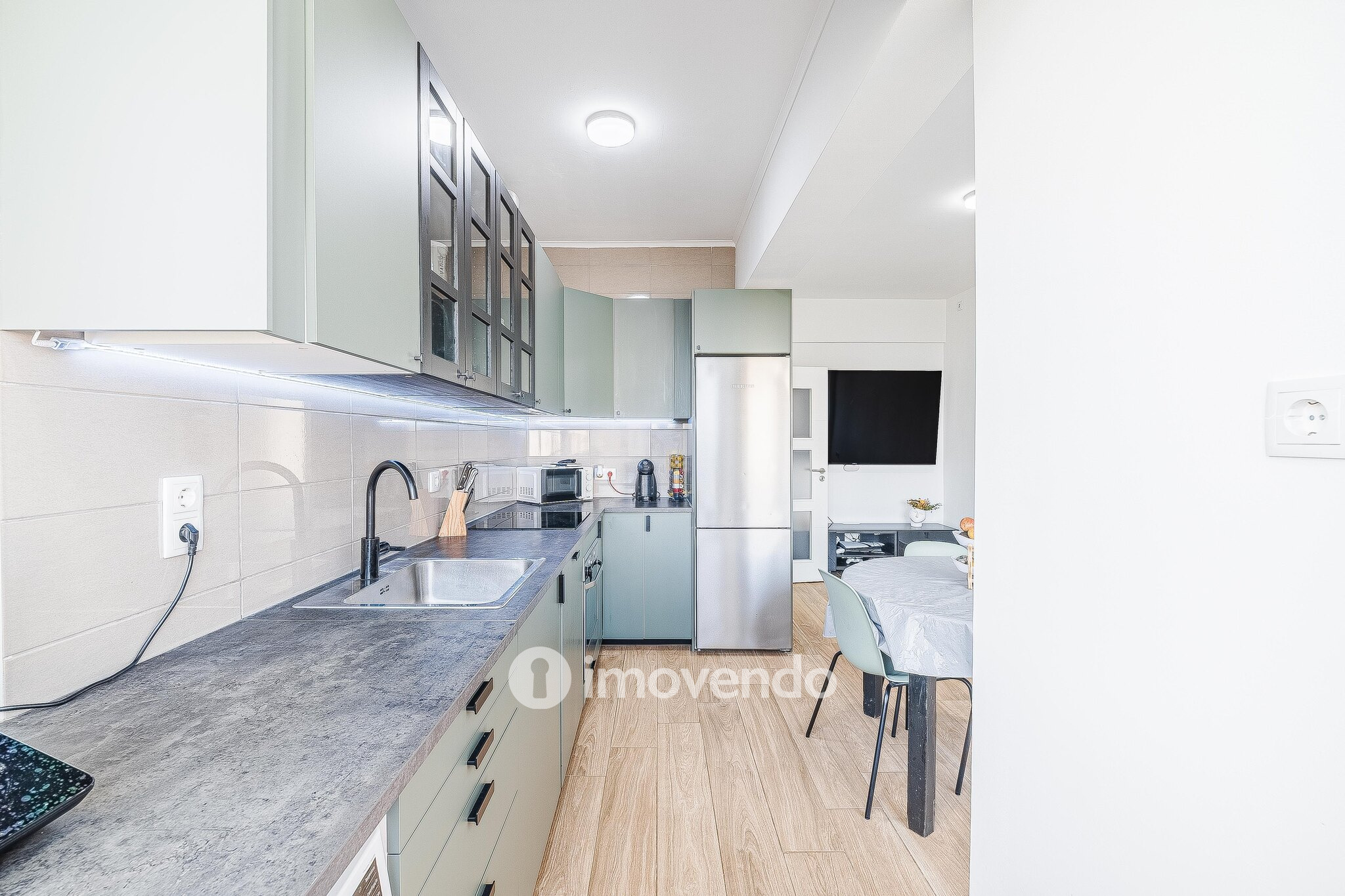 Apartamento T2 remodelado, com cozinha equipada, em Benfica