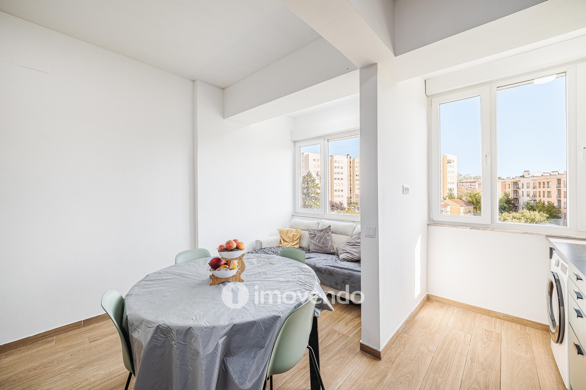 Apartamento T2 remodelado, com cozinha equipada, em Benfica