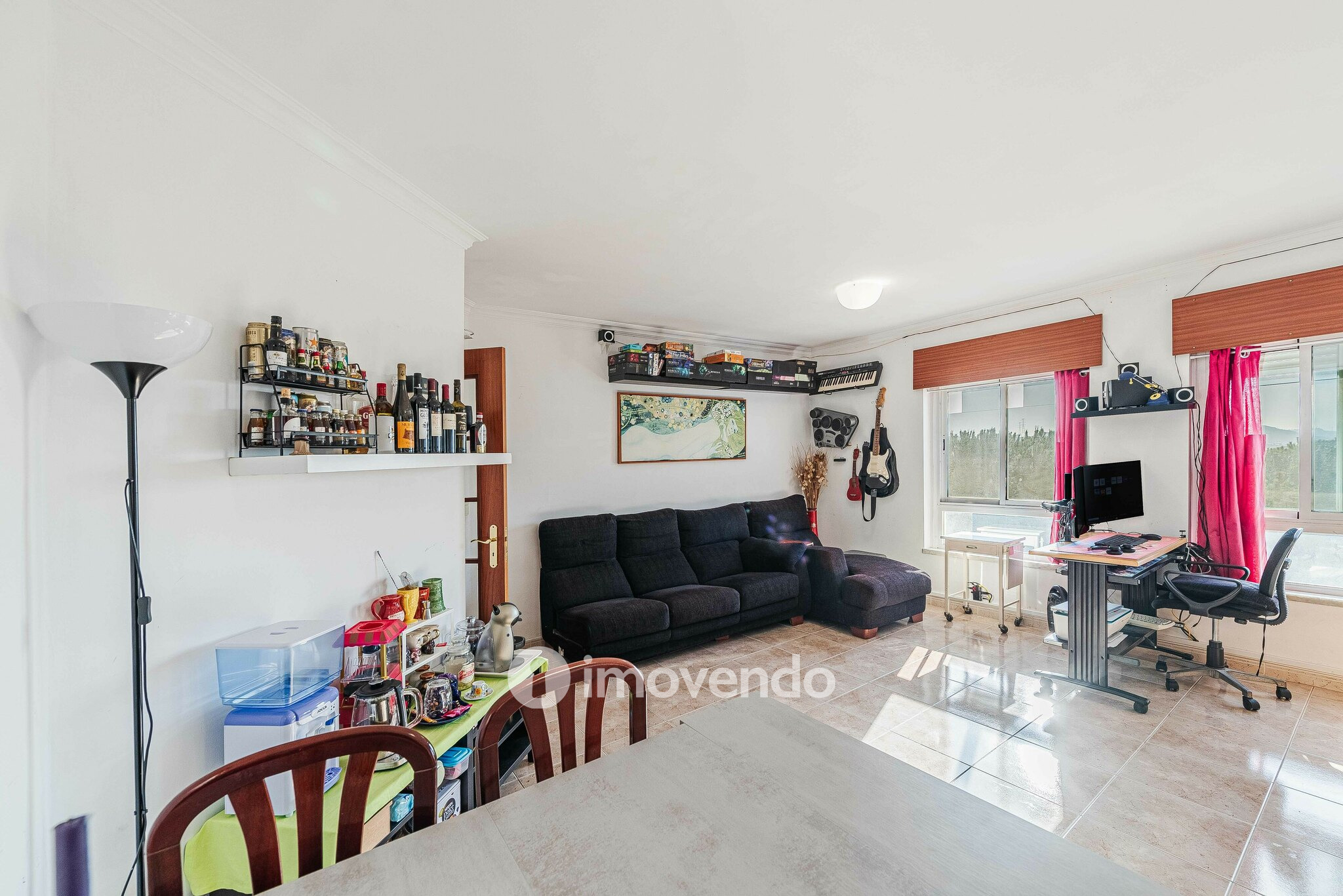 Apartamento T2, com luz natural e arrecadação, em Vialonga