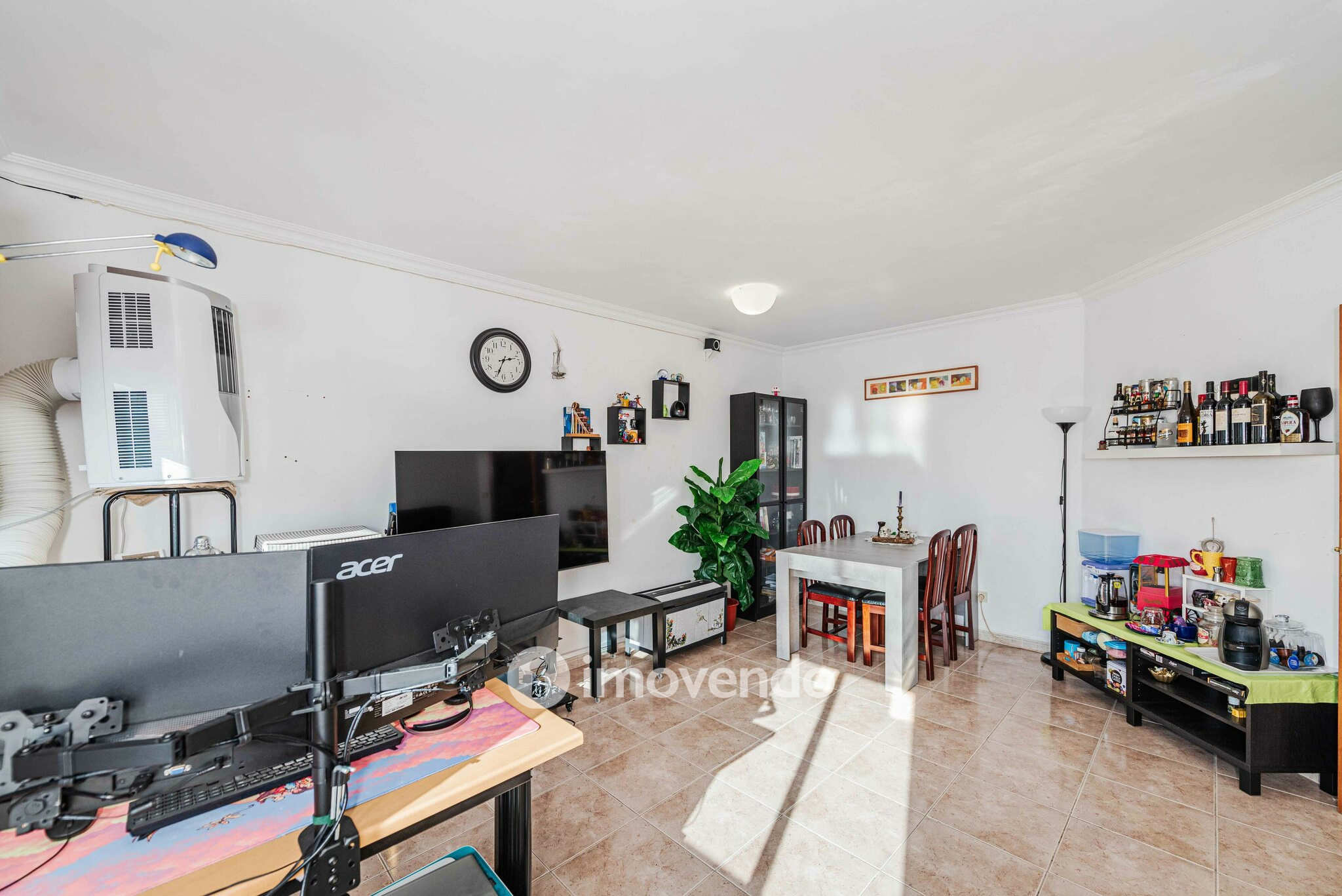 Apartamento T2, com luz natural e arrecadação, em Vialonga