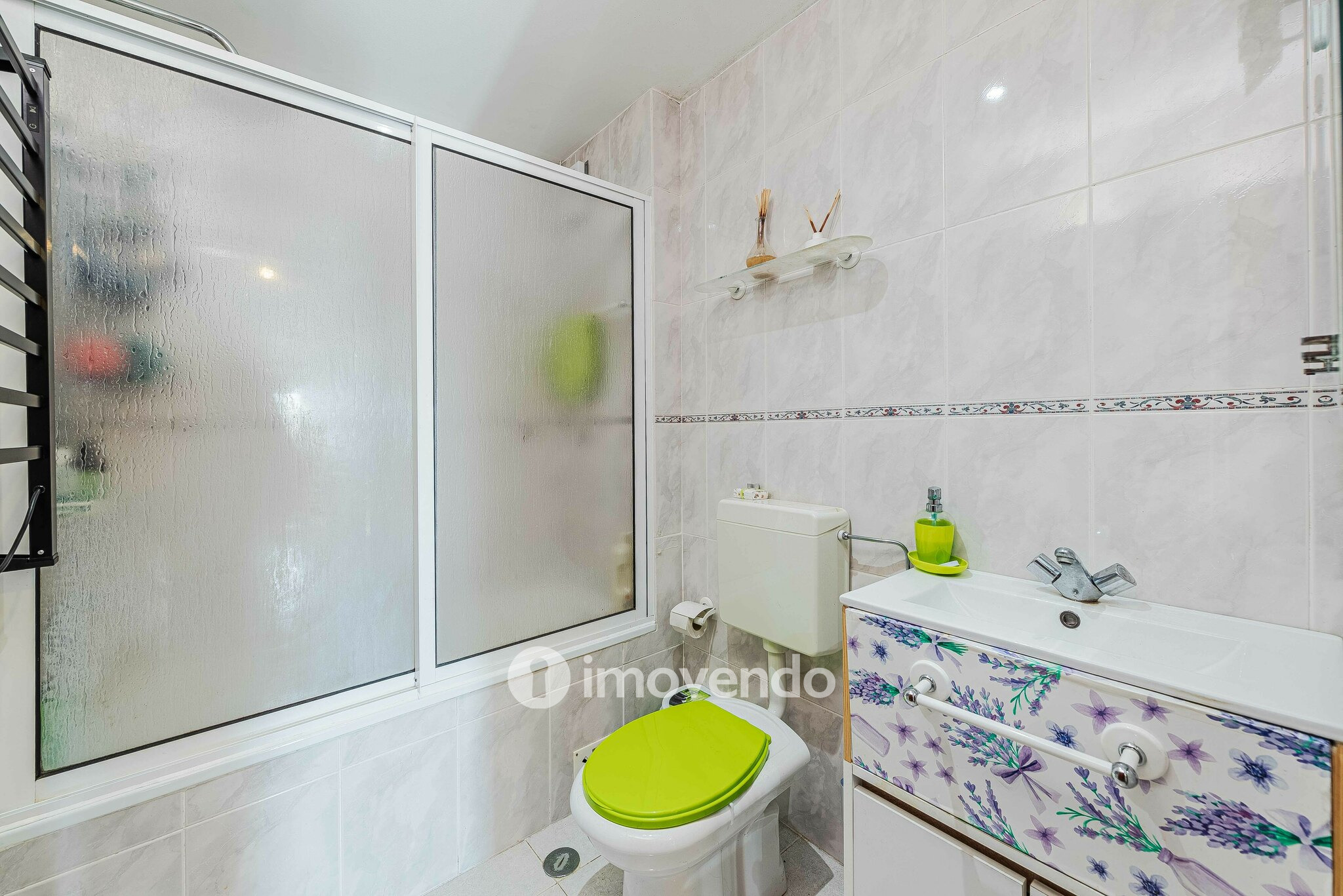 Apartamento T2, com luz natural e arrecadação, em Vialonga
