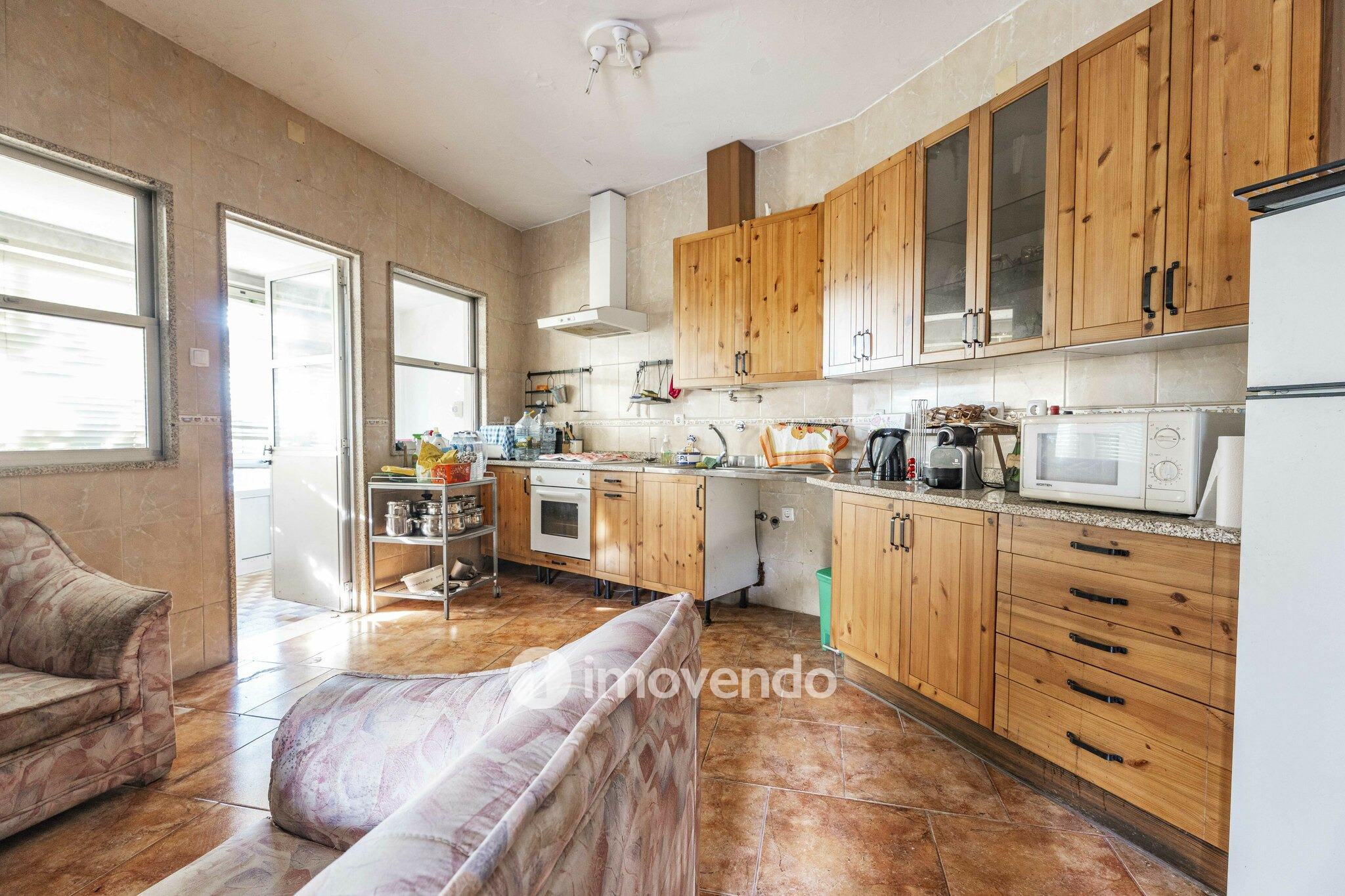 Moradia T4 para renovação, com terreno de 8000m², em Felgueiras