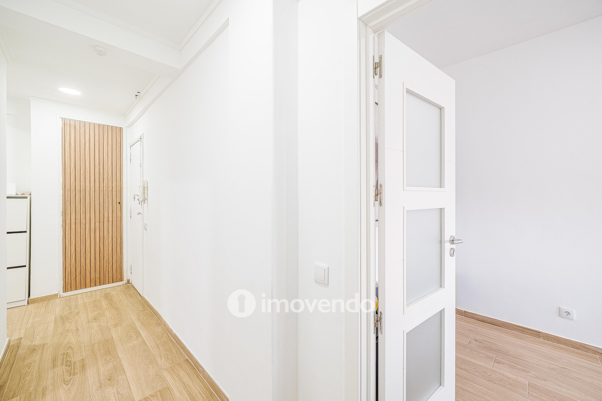 Apartamento T2 remodelado, com cozinha equipada, em Benfica