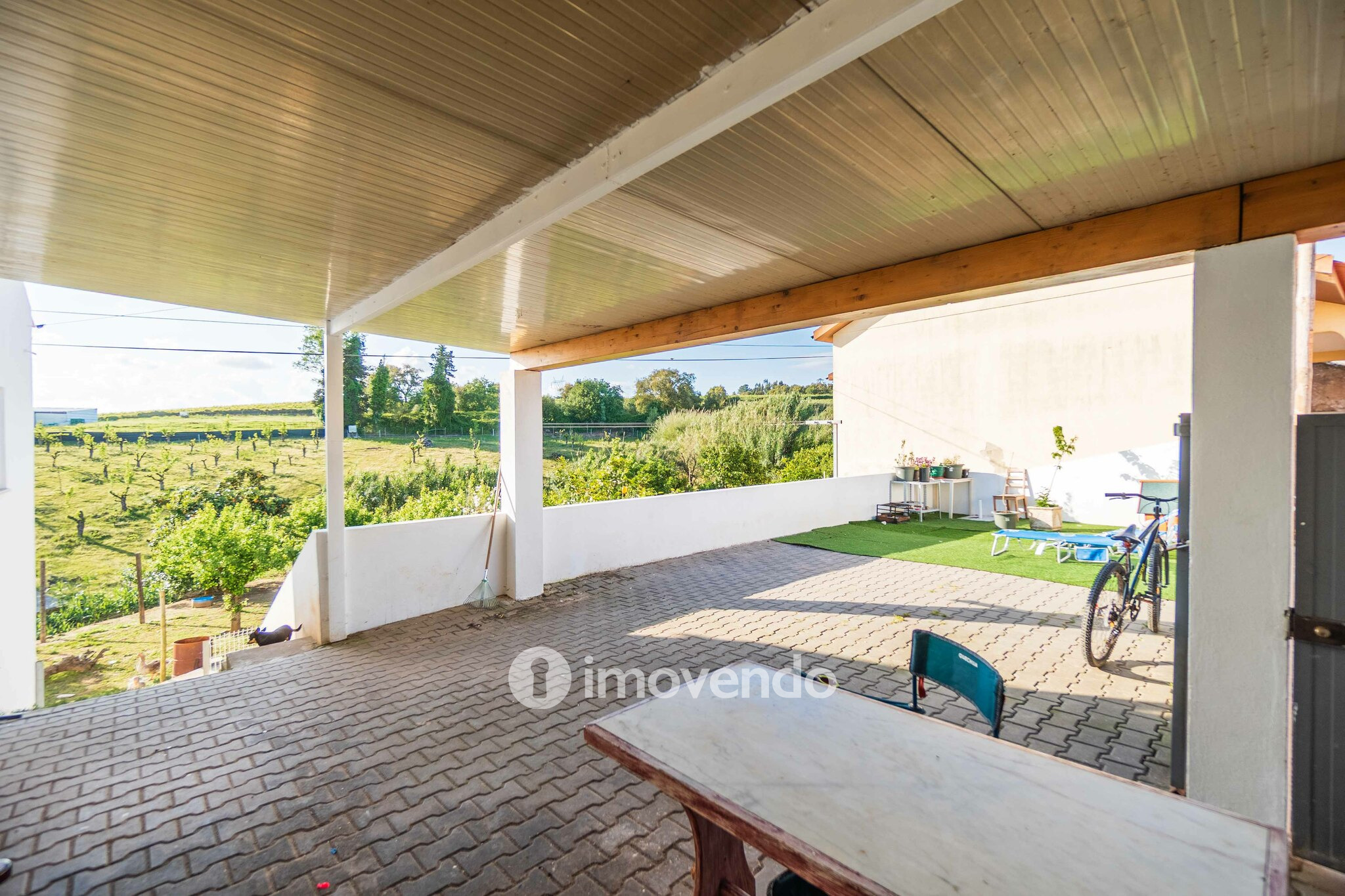 Moradia T2 remodelada, com terreno e rodeada de natureza, no Peral