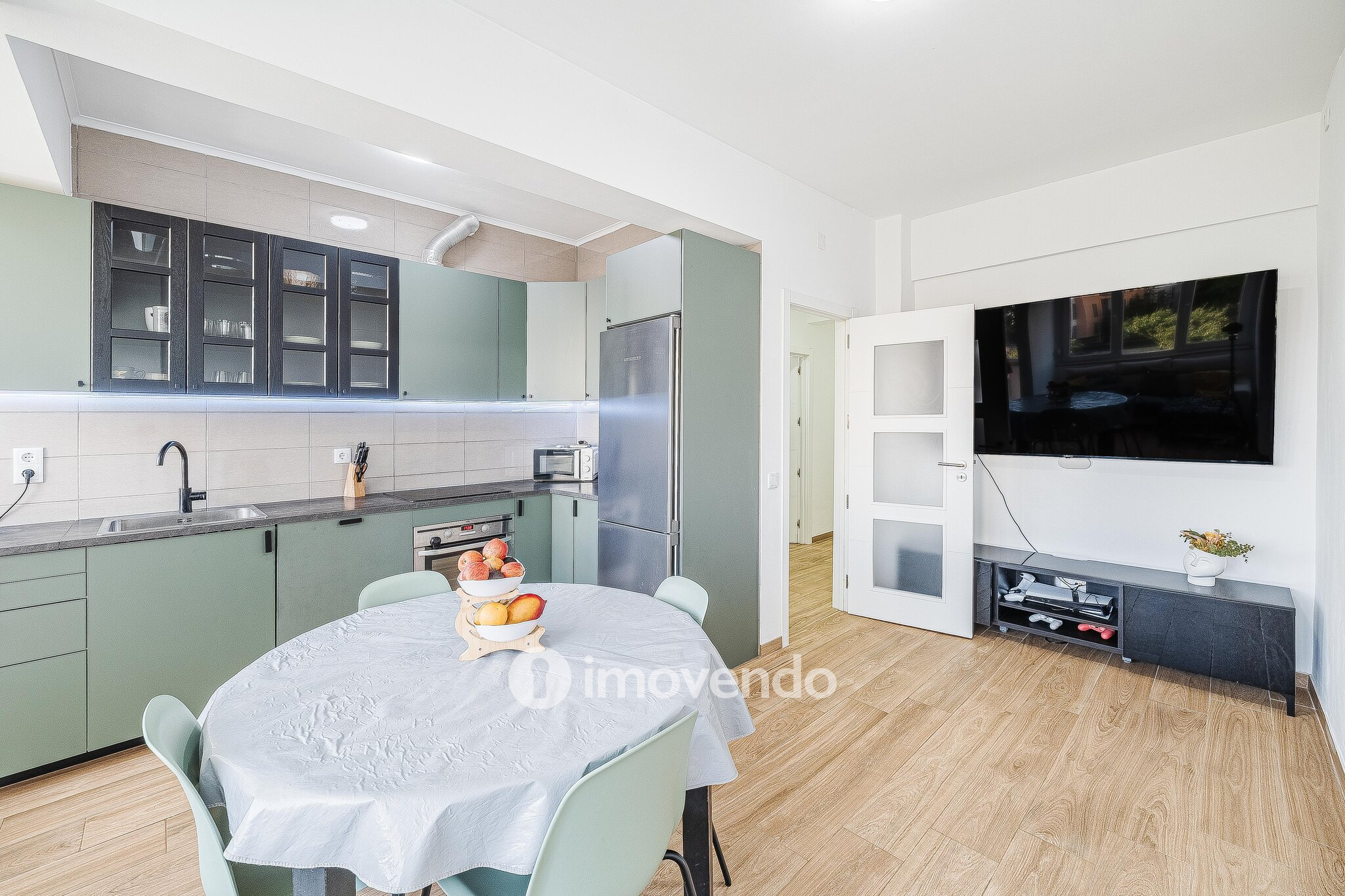 Apartamento T2 remodelado, com cozinha equipada, em Benfica