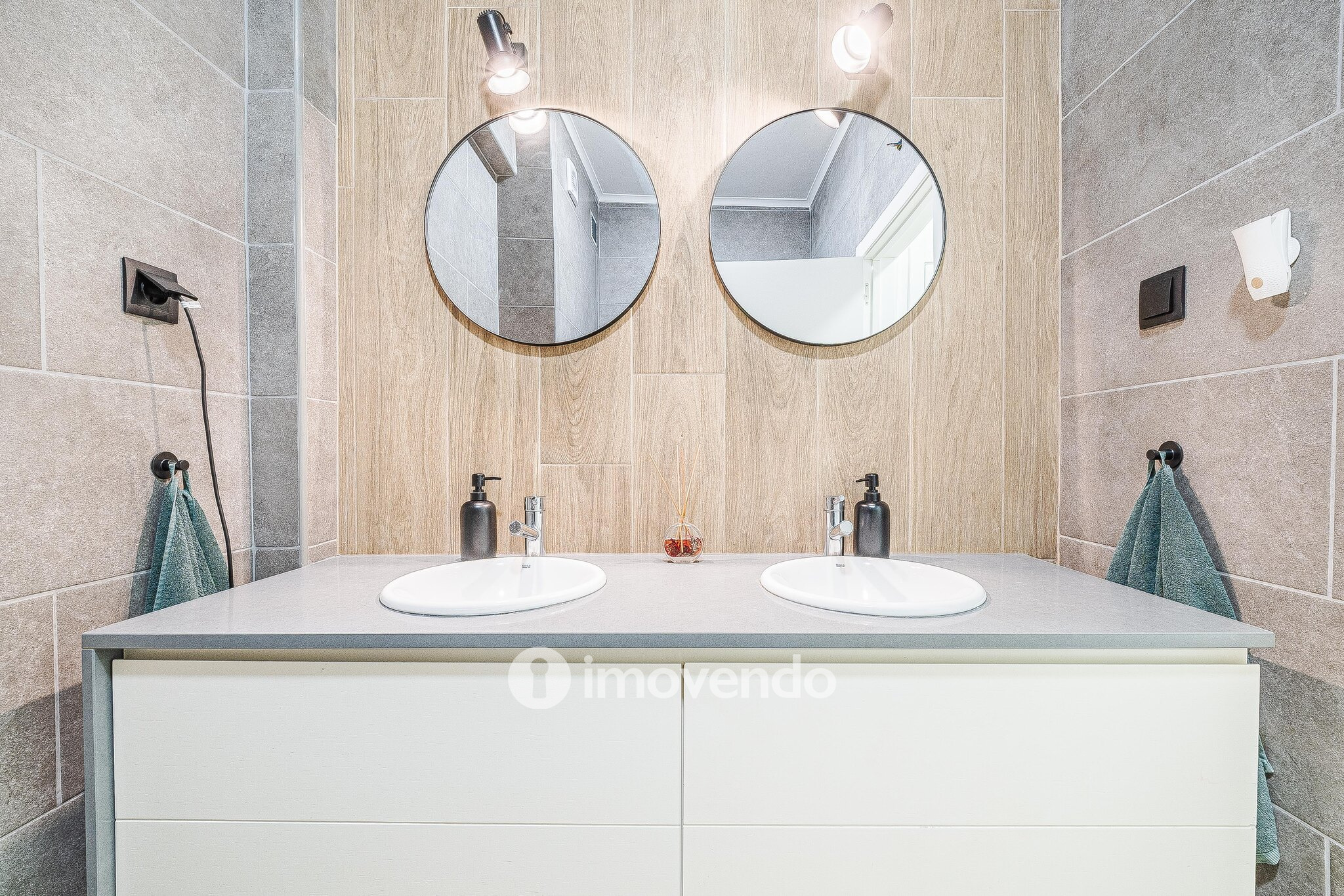 Apartamento T2 remodelado, com cozinha equipada, em Benfica