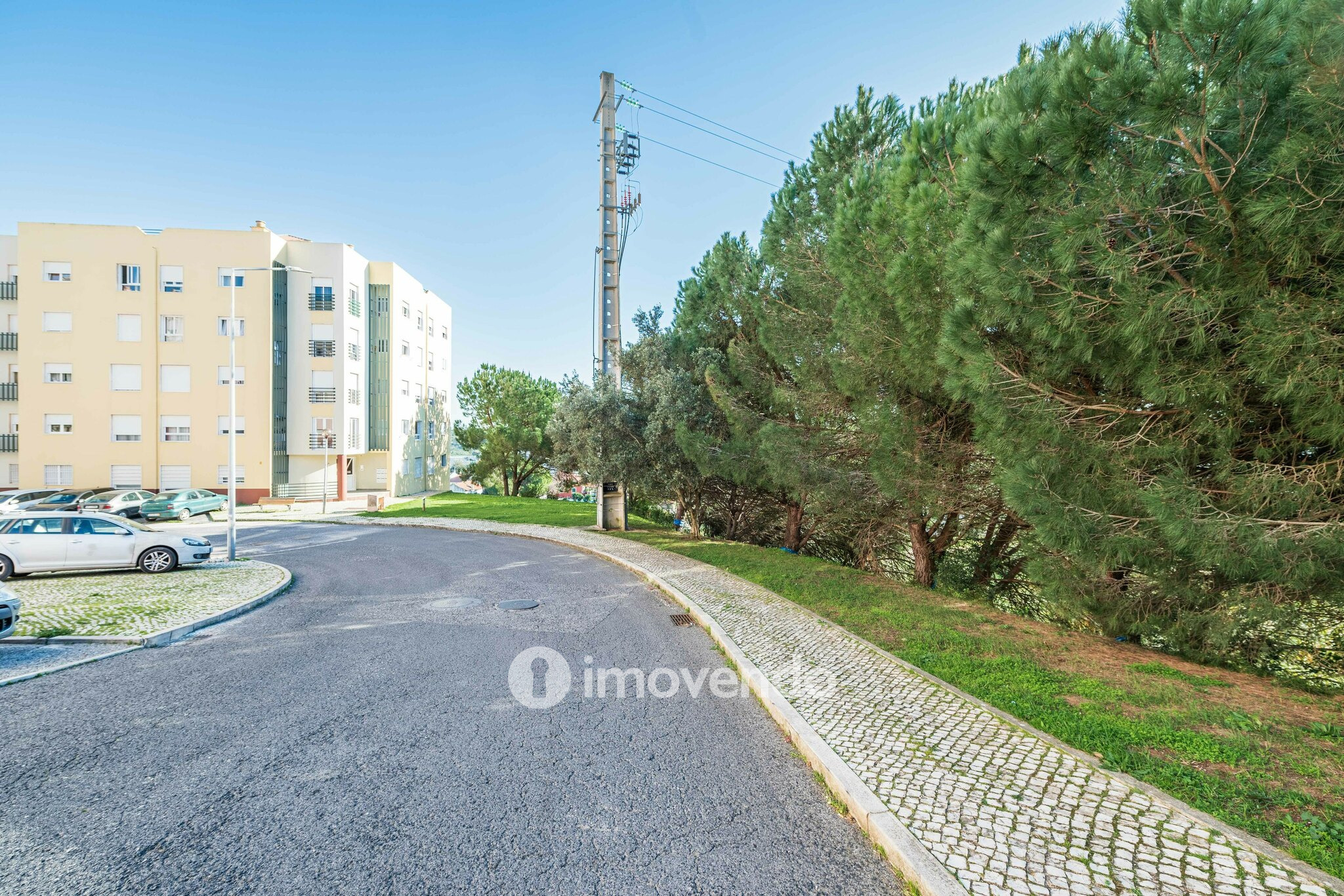 Apartamento T2, com luz natural e arrecadação, em Vialonga