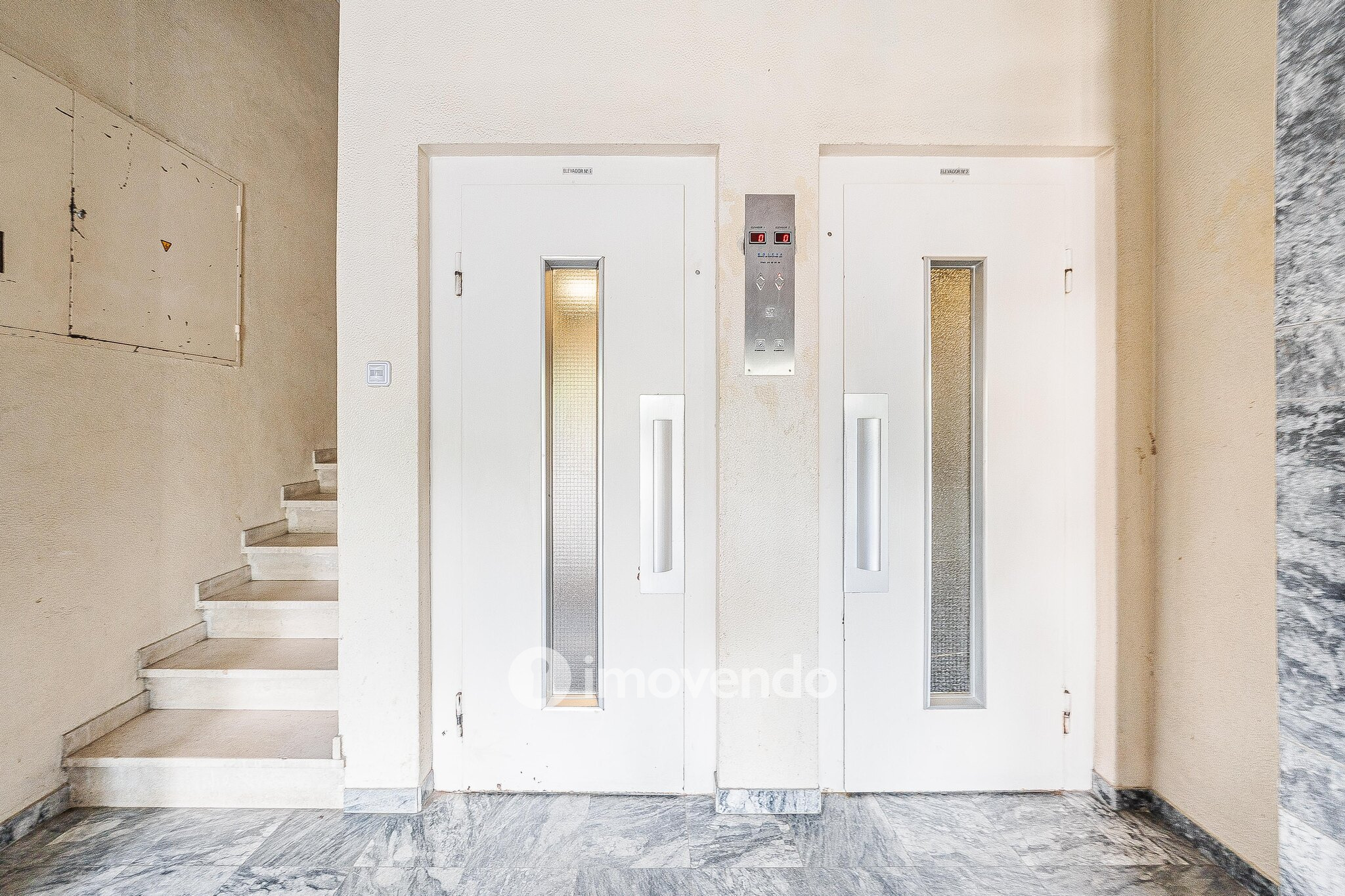 Apartamento T2 remodelado, com cozinha equipada, em Benfica
