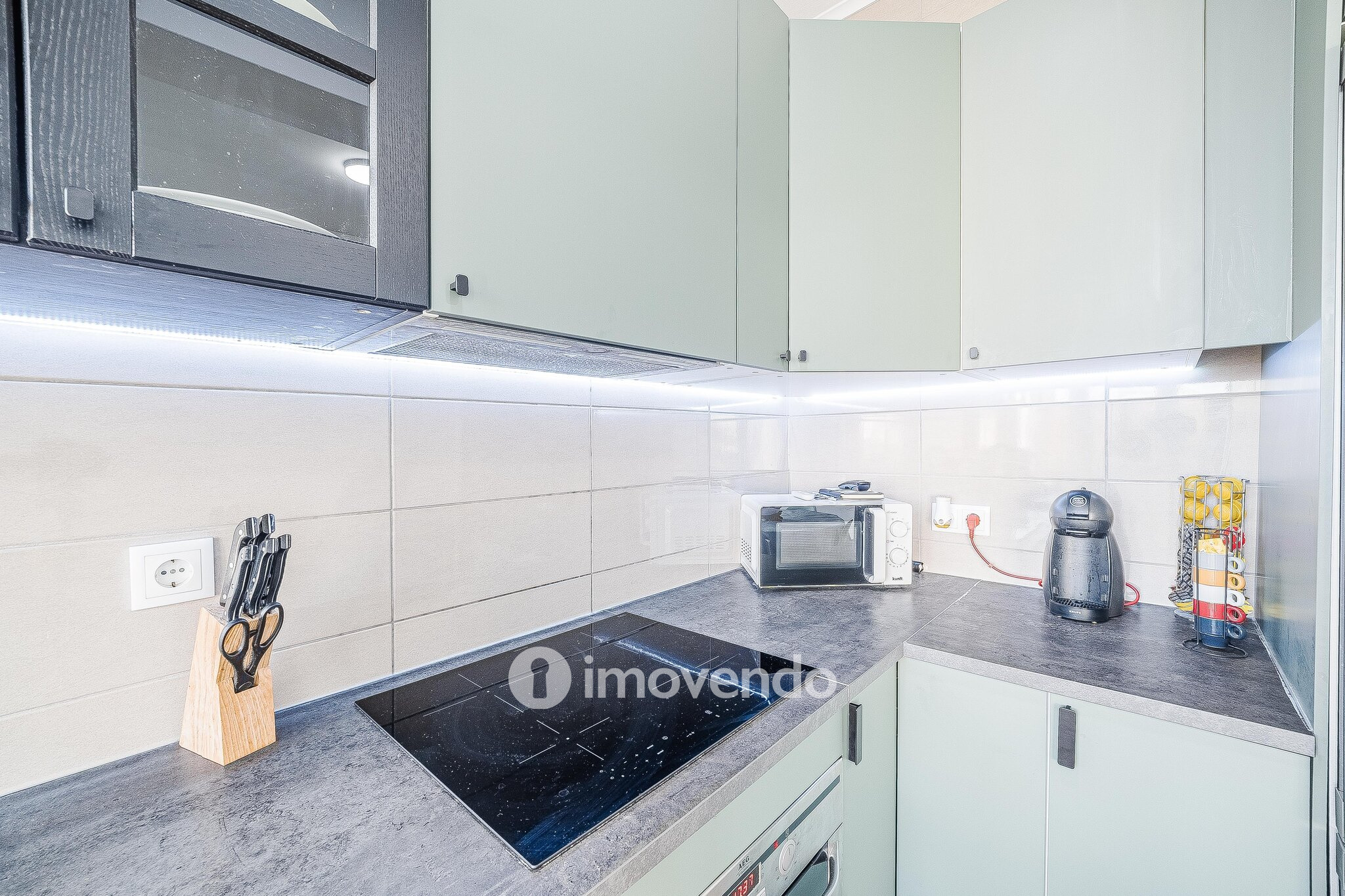 Apartamento T2 remodelado, com cozinha equipada, em Benfica