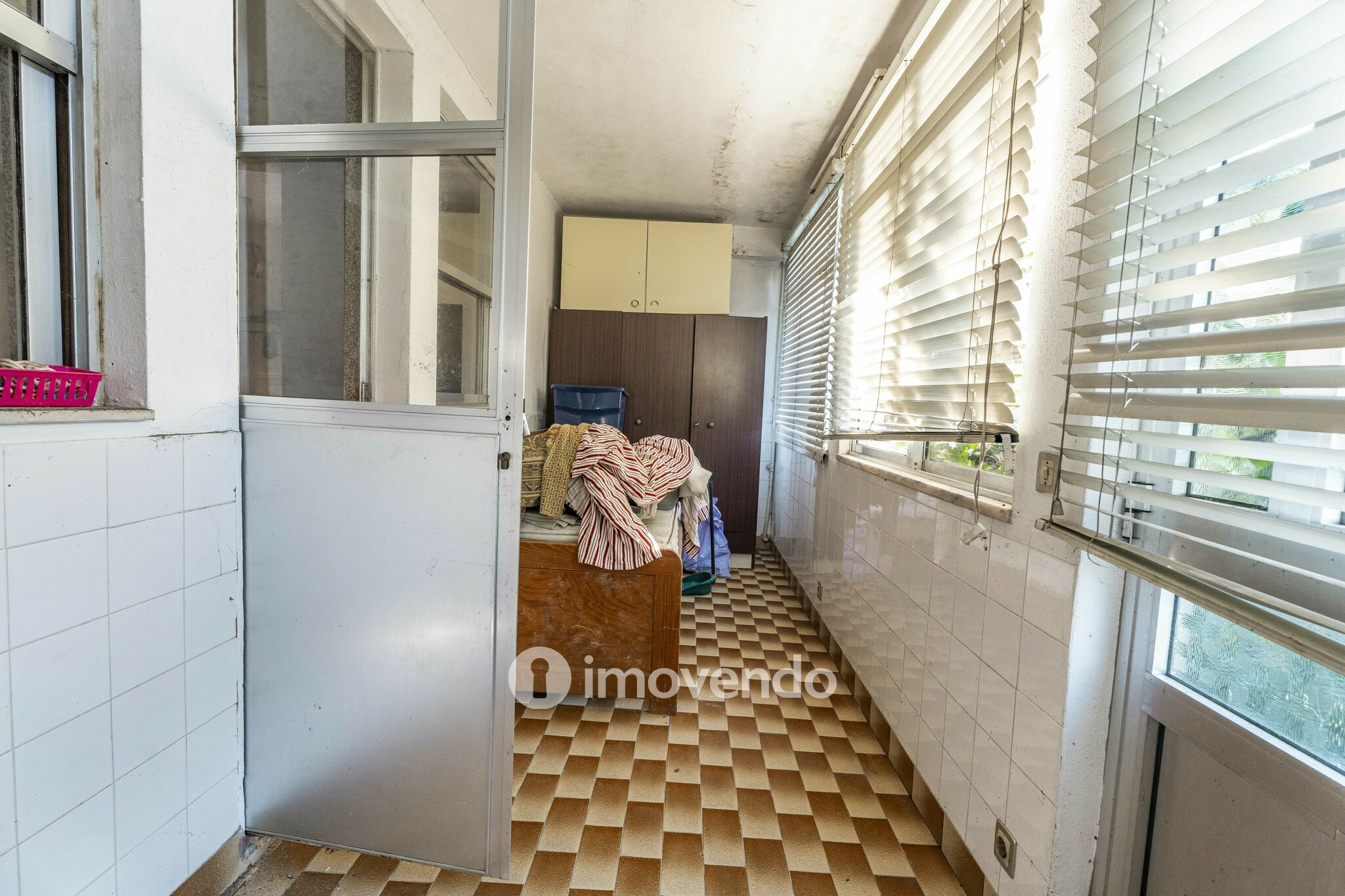 Moradia T4 para renovação, com terreno de 8000m², em Felgueiras