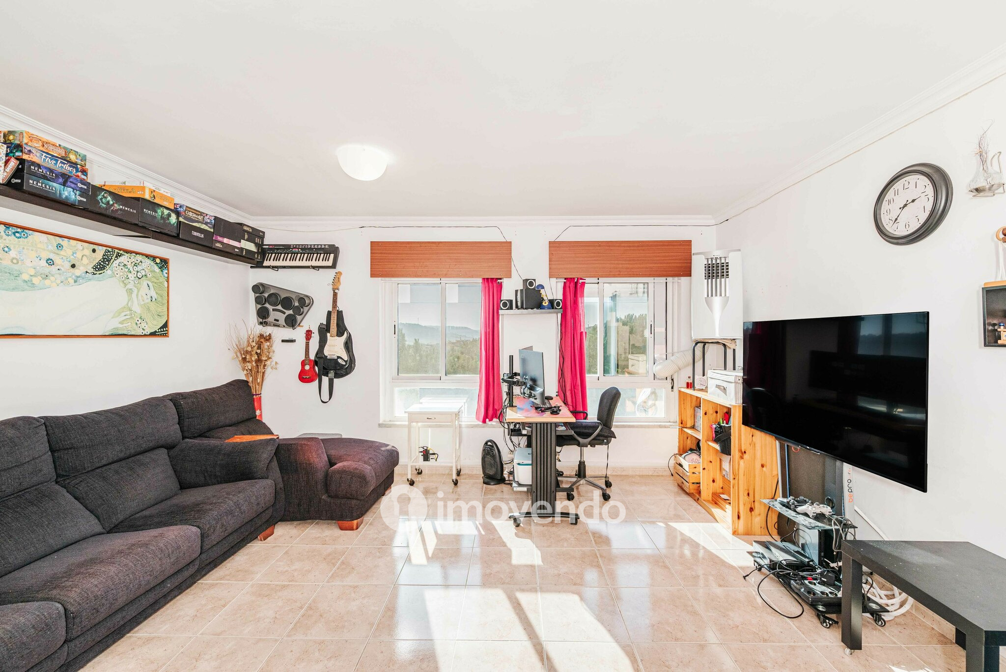 Apartamento T2, com luz natural e arrecadação, em Vialonga