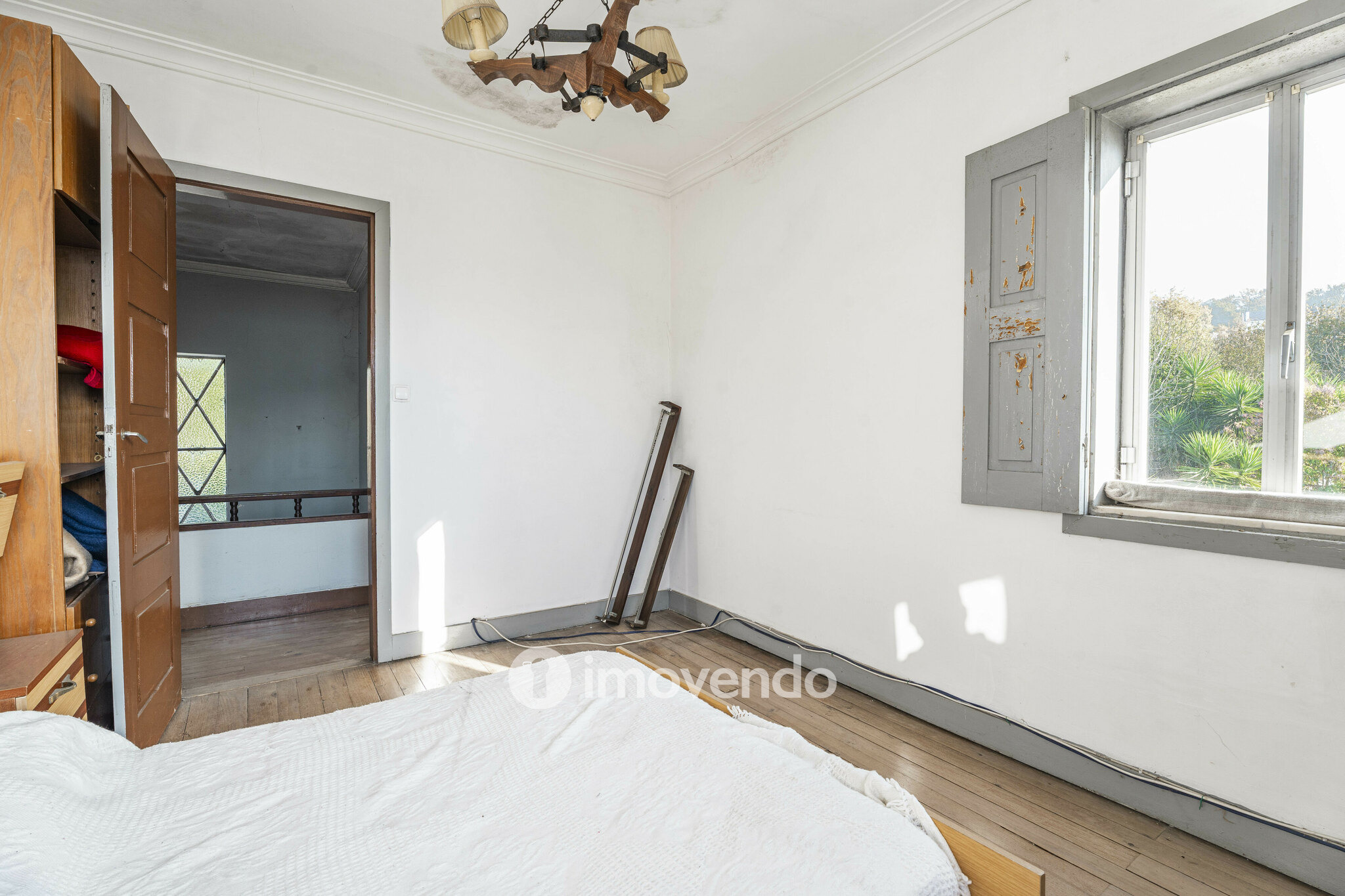 Moradia T4 para renovação, com terreno de 8000m², em Felgueiras