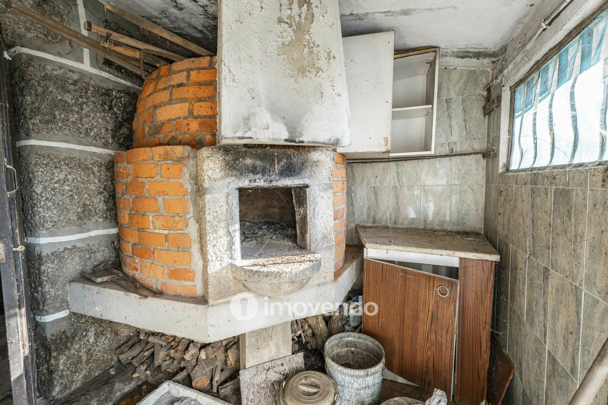 Moradia T4 para renovação, com terreno de 8000m², em Felgueiras