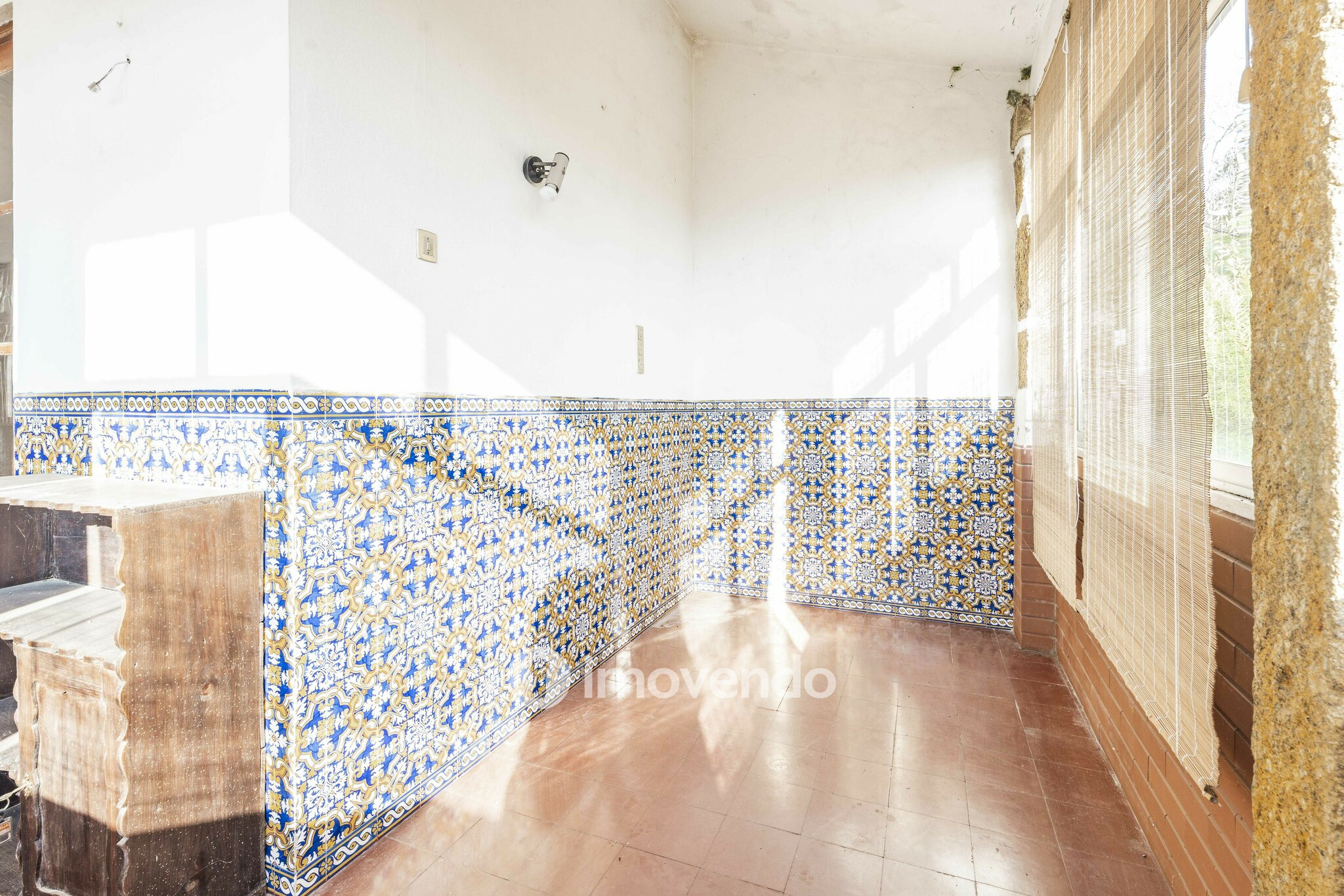 Moradia T4 para renovação, com terreno de 8000m², em Felgueiras