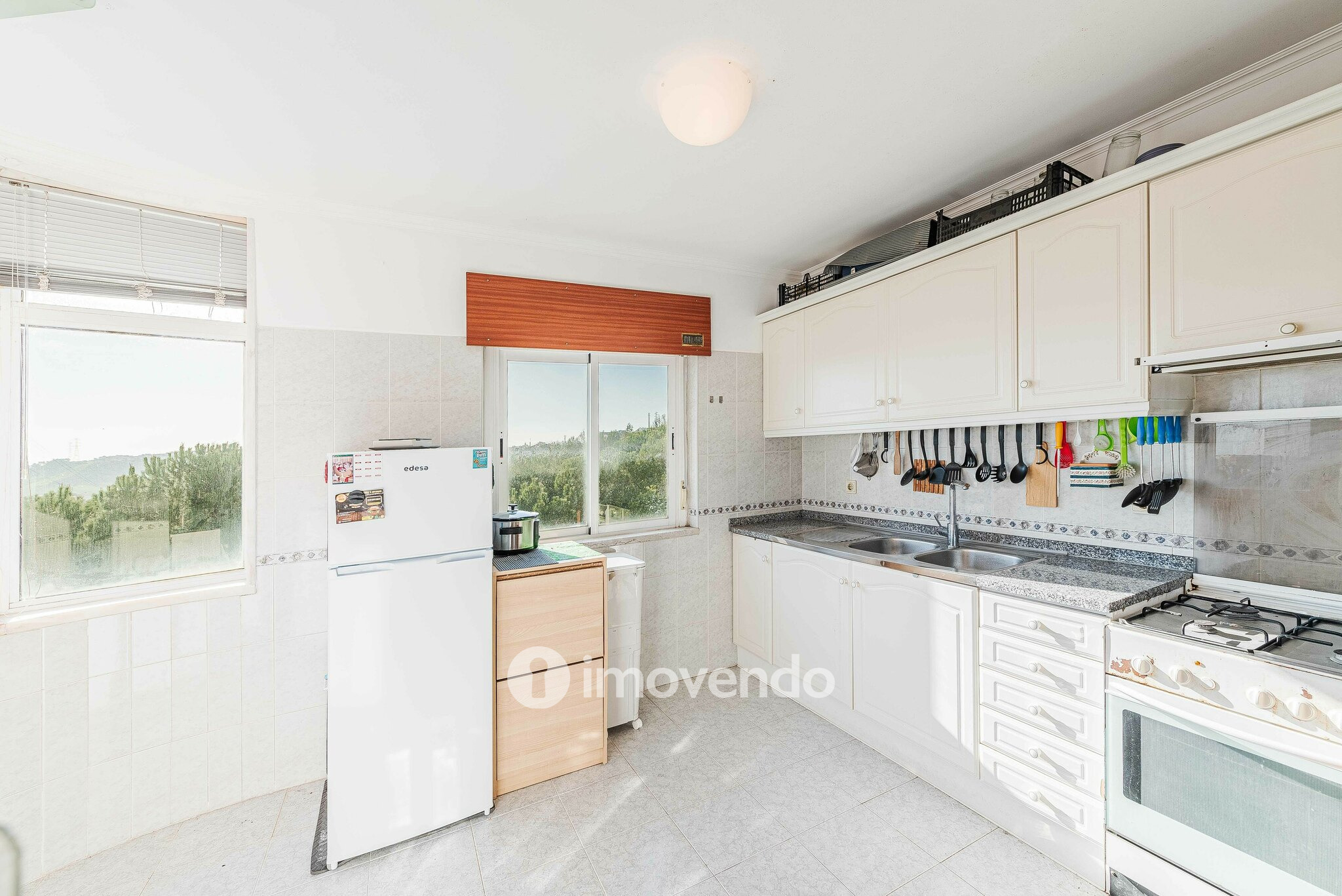 Apartamento T2, com luz natural e arrecadação, em Vialonga