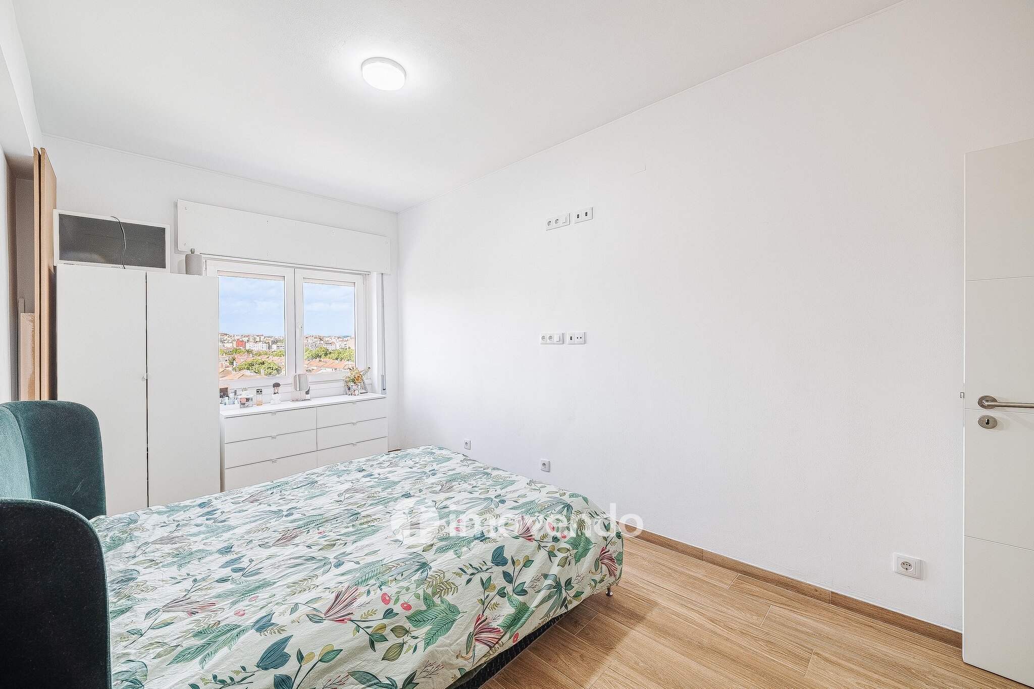 Apartamento T2 remodelado, com cozinha equipada, em Benfica