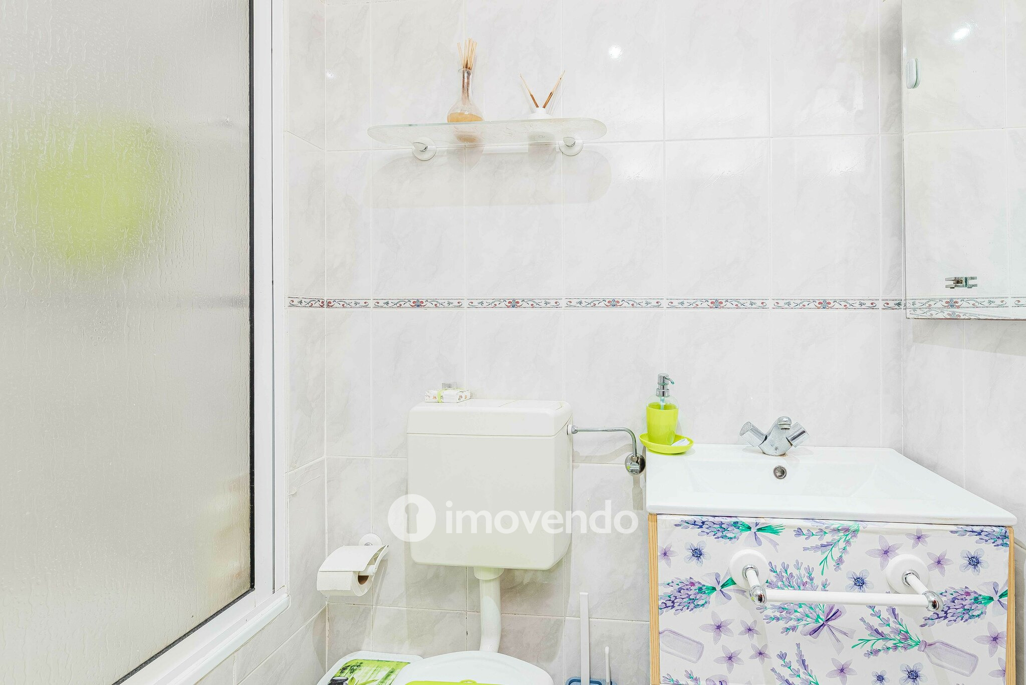 Apartamento T2, com luz natural e arrecadação, em Vialonga