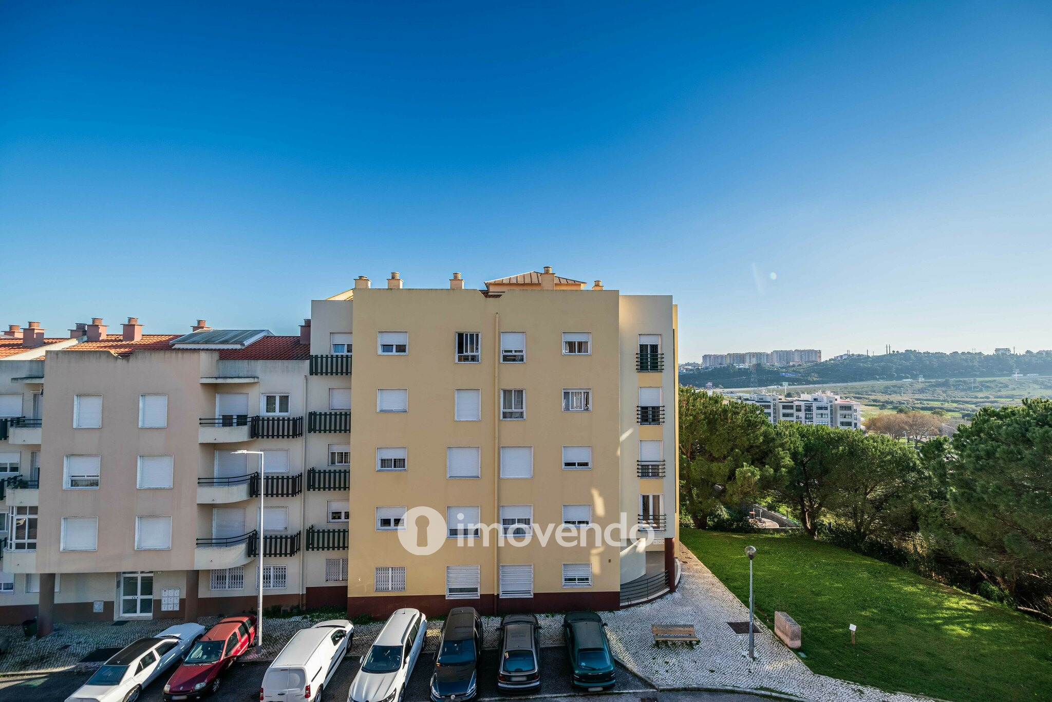 Apartamento T2, com luz natural e arrecadação, em Vialonga