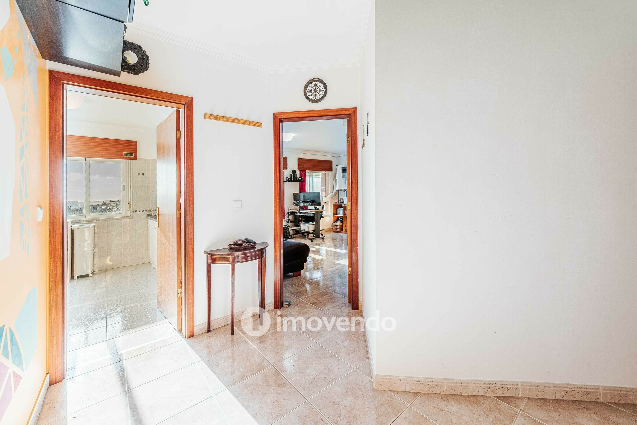 Apartamento T2, com luz natural e arrecadação, em Vialonga
