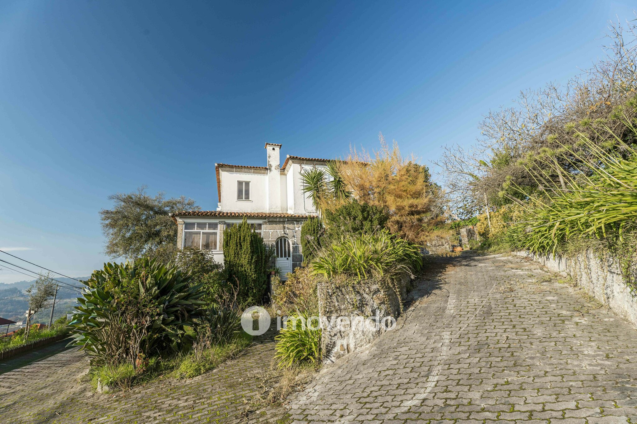 Moradia T4 para renovação, com terreno de 8000m², em Felgueiras