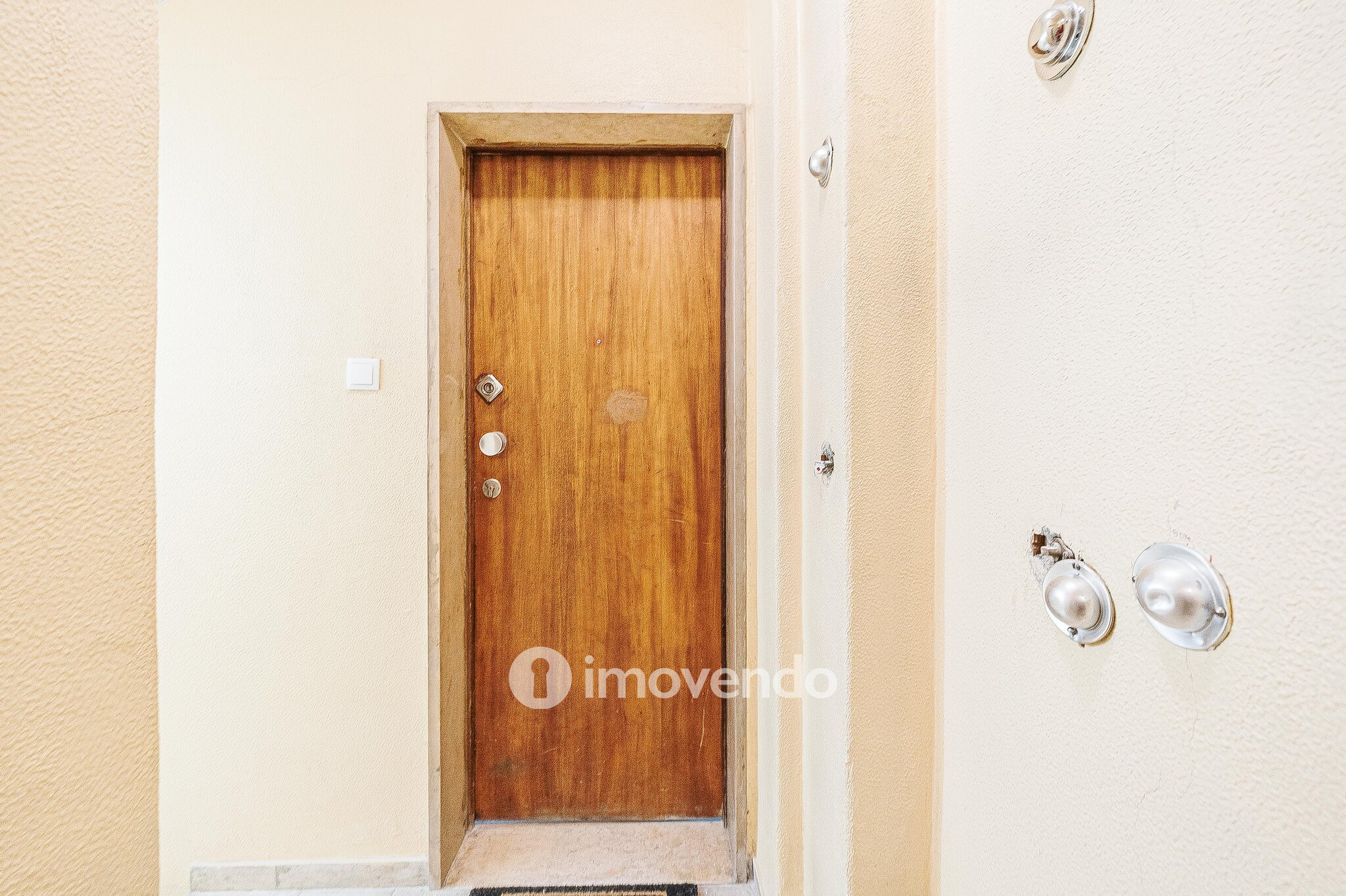 Apartamento T2 remodelado, com cozinha equipada, em Benfica